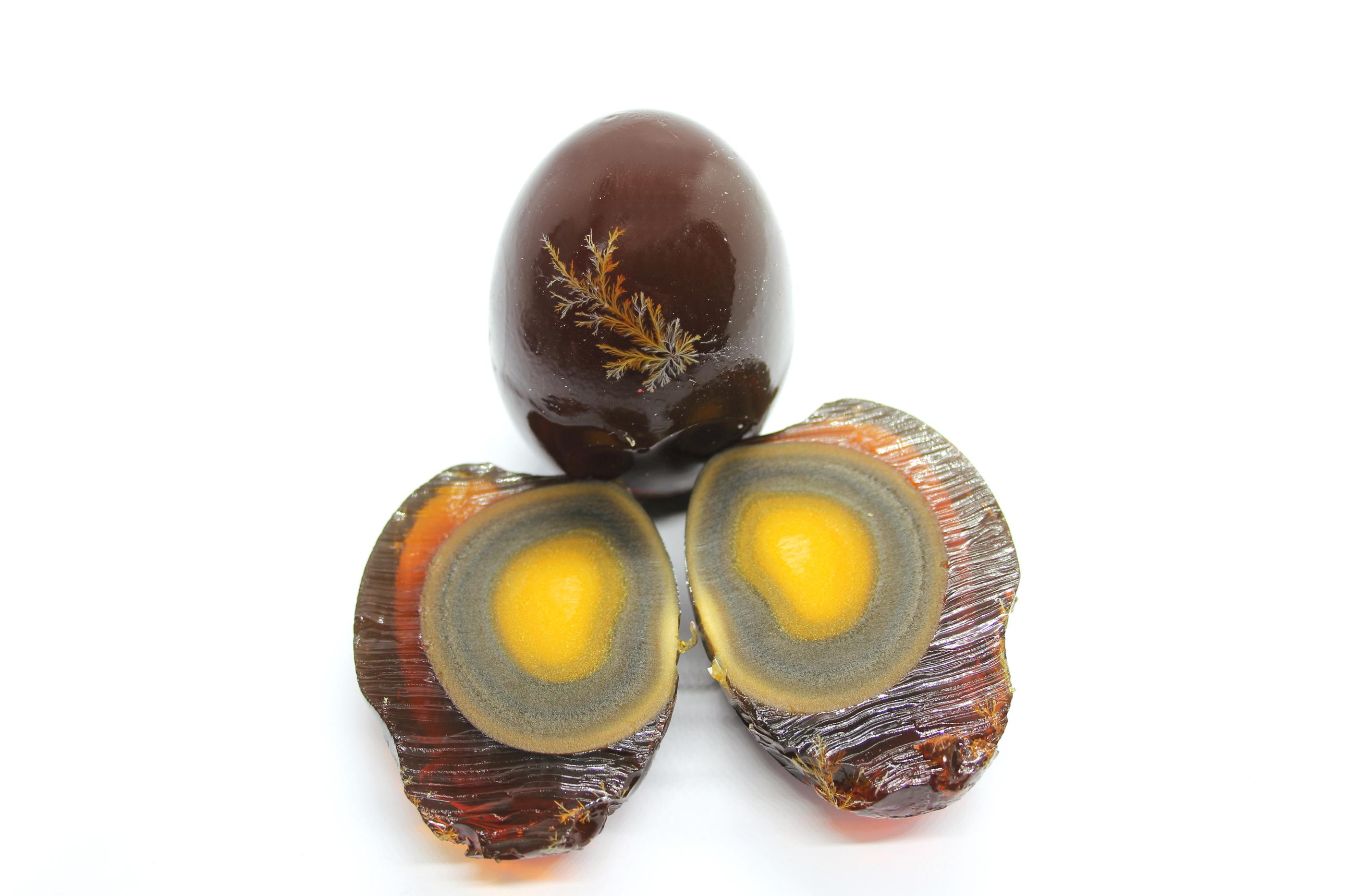 切開的香港特色皮蛋，顯示黑色的蛋體和黃色的蛋黃