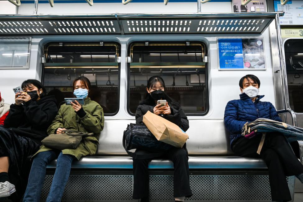 รัฐบาลเกาหลีใต้ออกมาตรการบังคับให้ผู้ใช้ระบบขนส่งสาธารณะทุกคนต้องส่วมใส่แมสก์ หากฝ่าฝืนจะไม่สามารถใช้บริการได้และอาจมีบทลงโทษเพิ่มเติม!