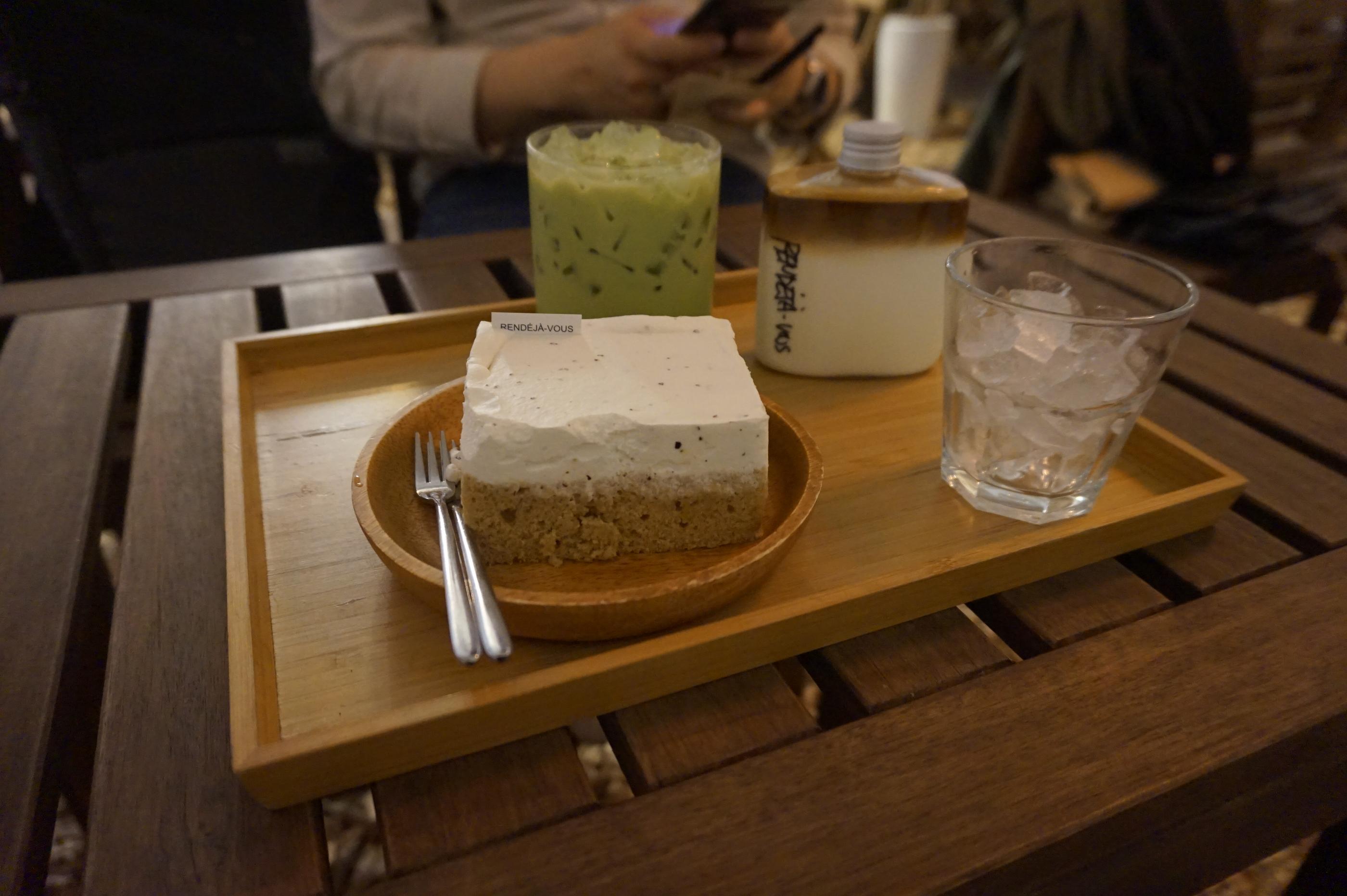 Penampilan kue Earl Grey lembut di RENDÉJÀ-VOUS Hongdae dengan rasa yang tidak terlalu mendominasi, cocok dengan suasana hangat Jeju