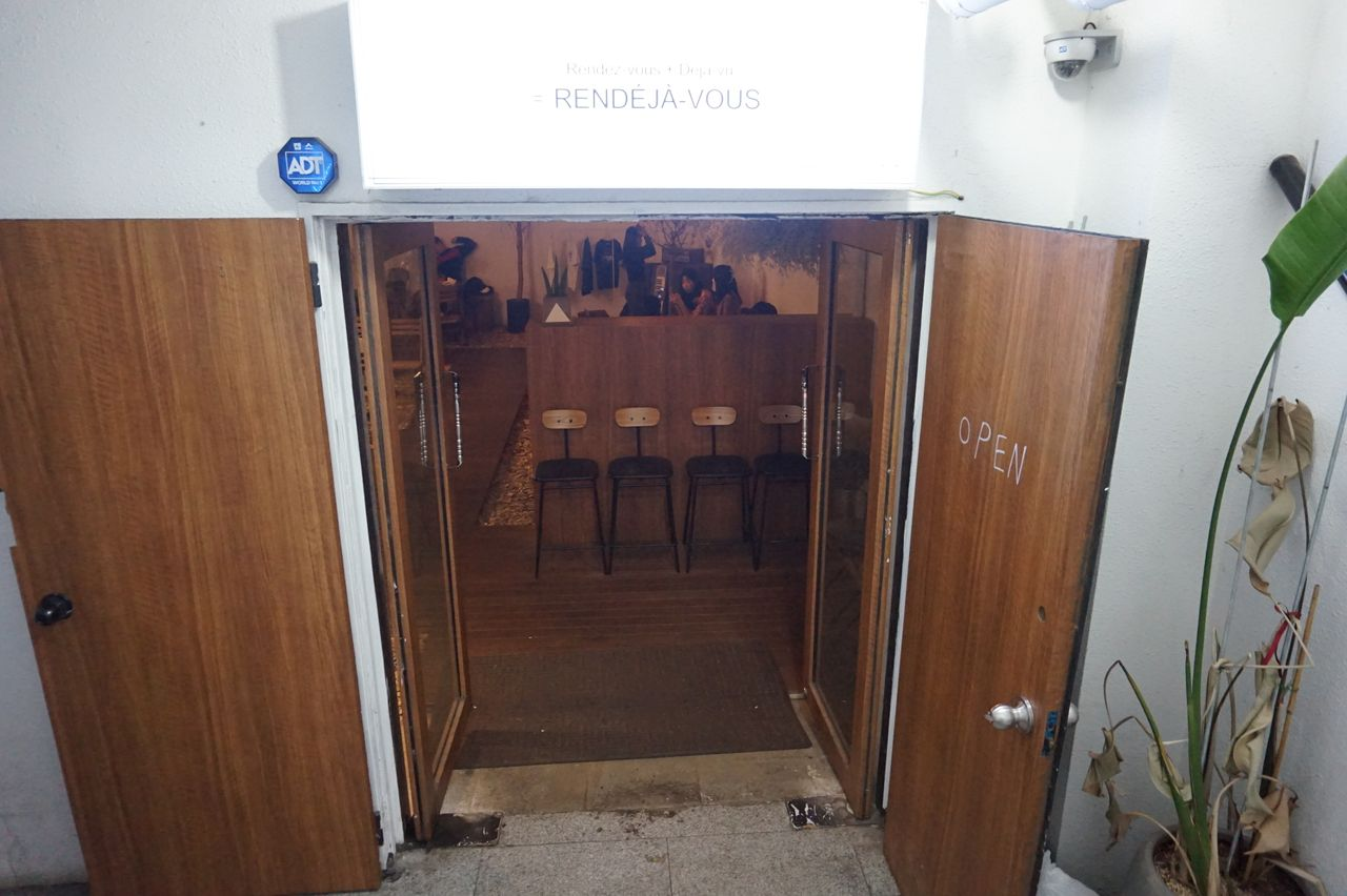 RENDÉJÀ-VOUS | Hongdae, A little piece Jeju Island in Hongdae! Feel the ocean vibes amidst the city scene.