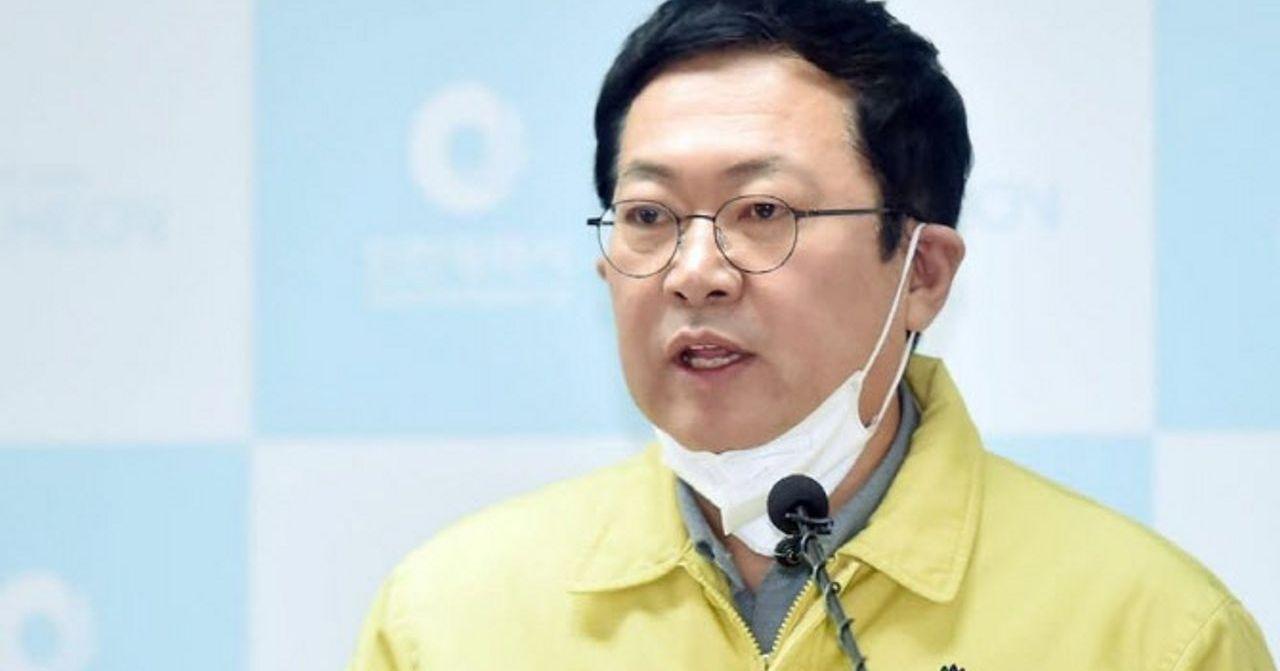 仁川講師喺記者會上曝光，面對傳染病防控法嘅控告，為疫情對策負責。