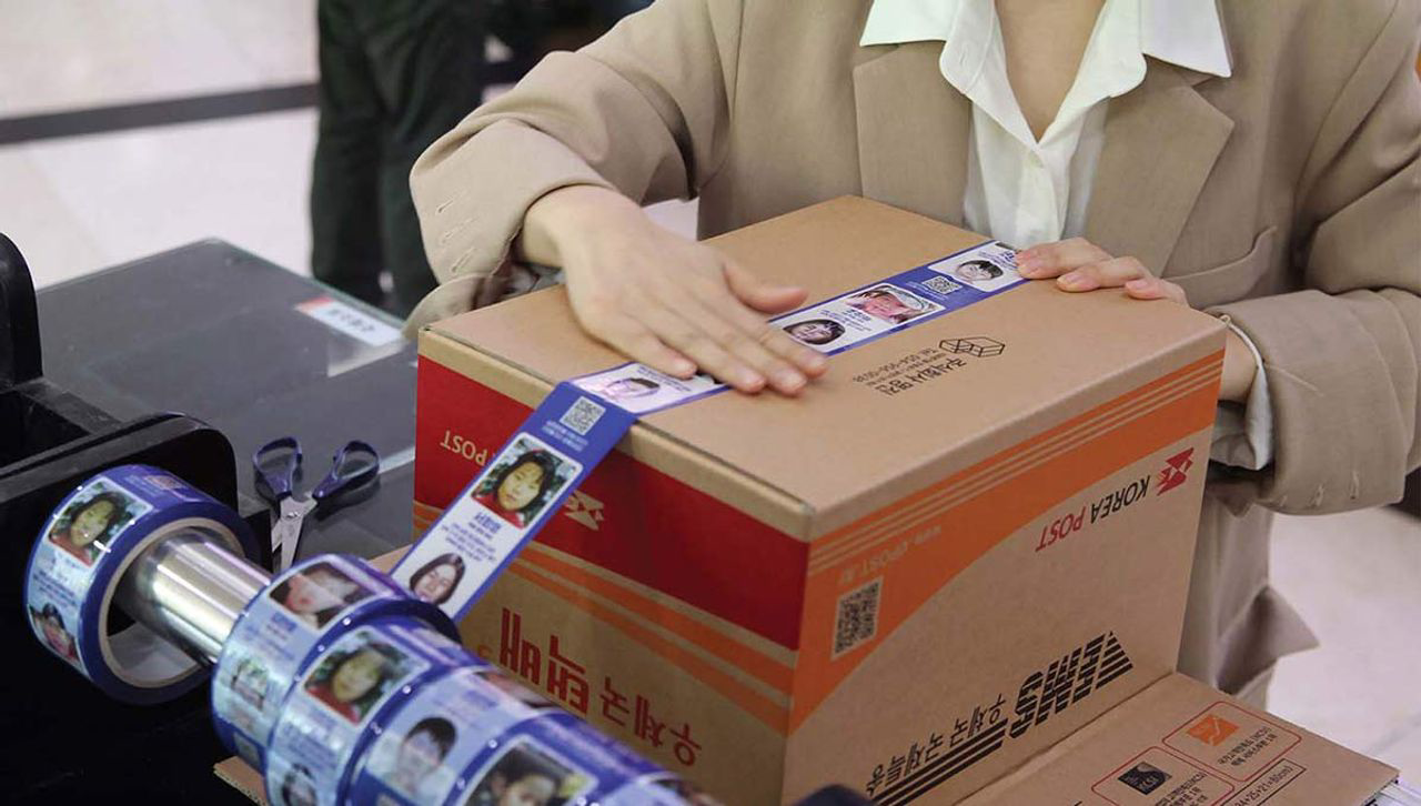 การติดเทป 'โฮปเทป' ที่กล่องพัสดุในเกาหลีใต้เพื่อช่วยตามหาผู้สูญหายในช่วงโควิด-19