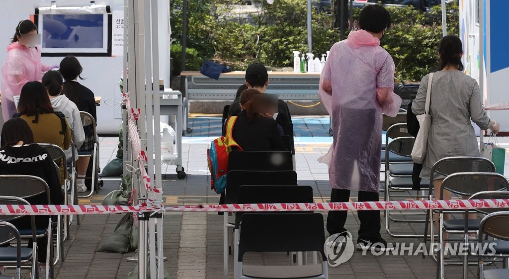 檢測站內等待的人羣