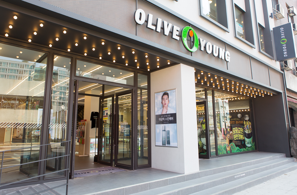 Olive young korea. Корея косметика Olive young. Магазинах Olive young в Корее. Olive young магазин. Korea Beauty магазин.