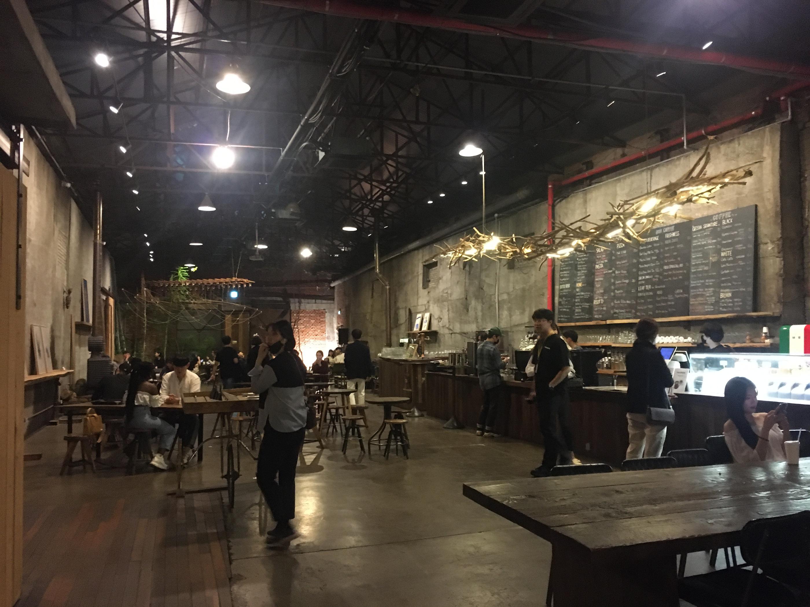 จากโกดังเก่าสู่คาเฟ่/ร้านอาหาร/อาร์ตแกลลอรี่สุดคลาสสิค