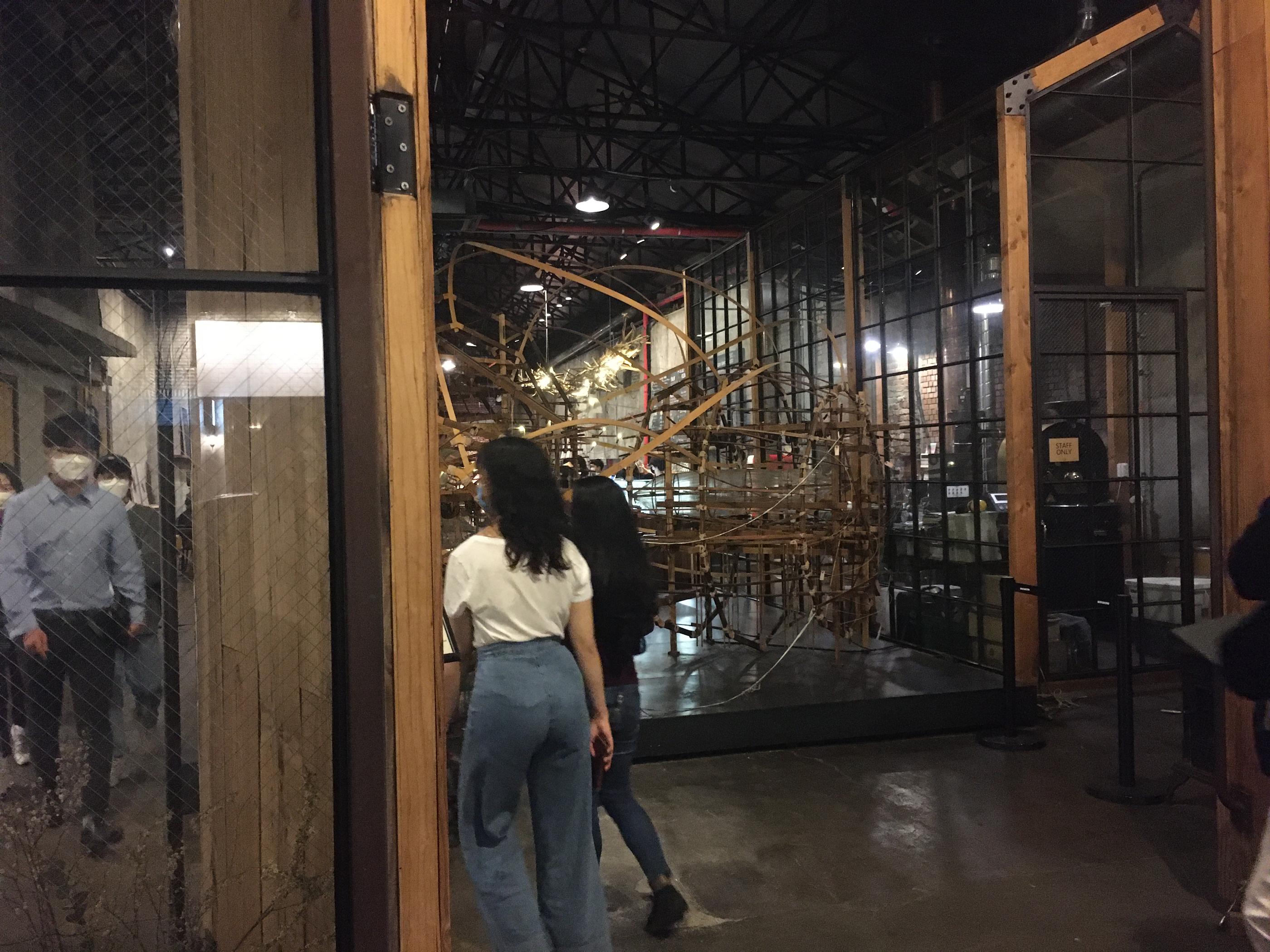 แกลลอรี่ศิลปะในคาเฟ่ที่มีความพิเศษโดดเด่นในพื้นที่ซองซู โซล พร้อมแสดงผลงานที่สร้างแรงบันดาลใจให้แก่ผู้มาเยือน