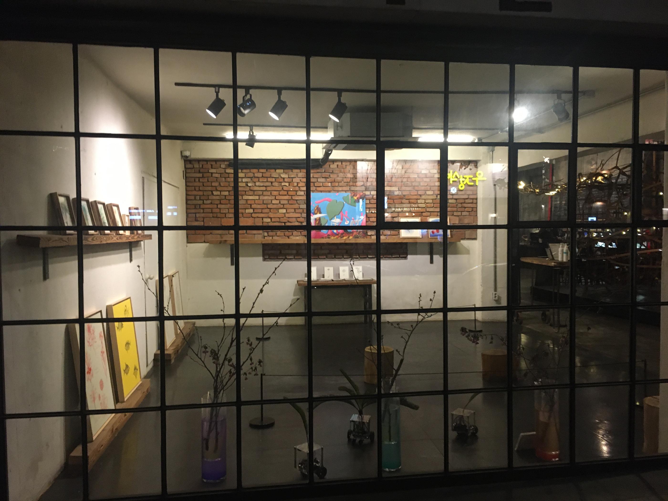 การตกแต่งภายในคาเฟ่ที่นำเสนอความร่วมสมัยในสไตล์อินดัสเทรียลด้วยการใช้พื้นที่โกดังเก่าในซองซู โซล