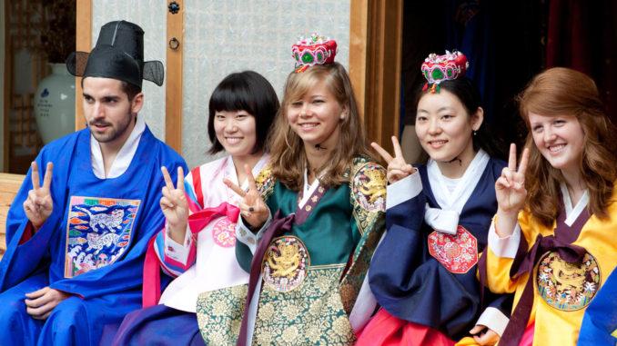 มาตรการการรับมือกับการแพร่ระบาดของเชื้อโควิด 19 ของรัฐบาลเกาหลีใต้ มีผลและรองรับกับชาวต่างชาติที่อาศัยอยู่ในเกาหลีใต้อย่างไร ชาวต่างชาติต้องปรับตัวและได้รับการปฏิบัติในมาตรฐานเดียวกันหรือไม่?