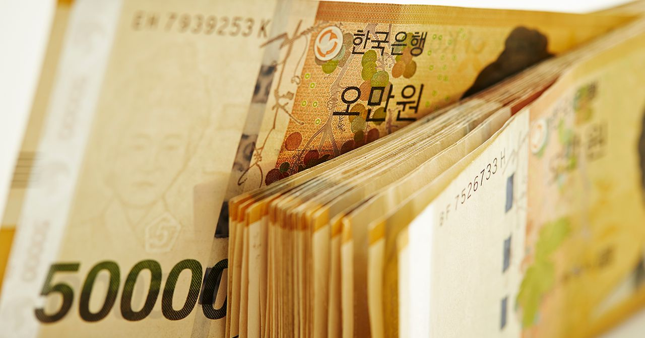 ภาพถ่ายระยะใกล้ของธนบัตร 50,000 วอนของเกาหลีใต้ที่เรียงกันอย่างซ้อนกัน