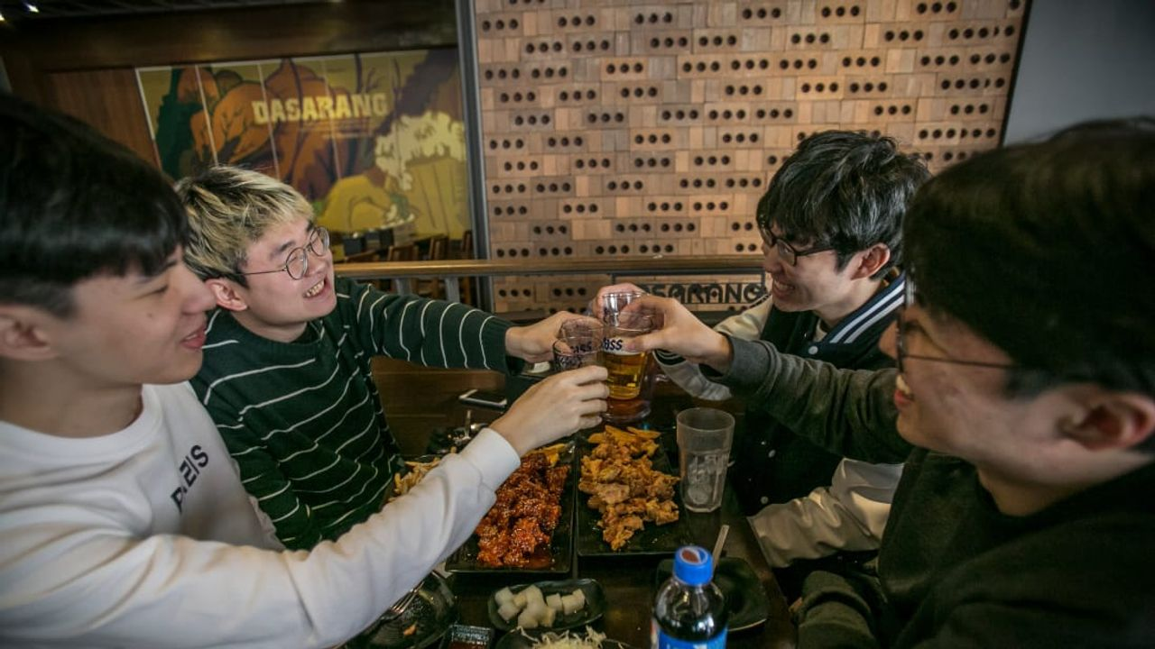 ถ้วยที่ว่างเปล่าข้างแก้วน้ำแข็งในร้านอาหารในเกาหลี