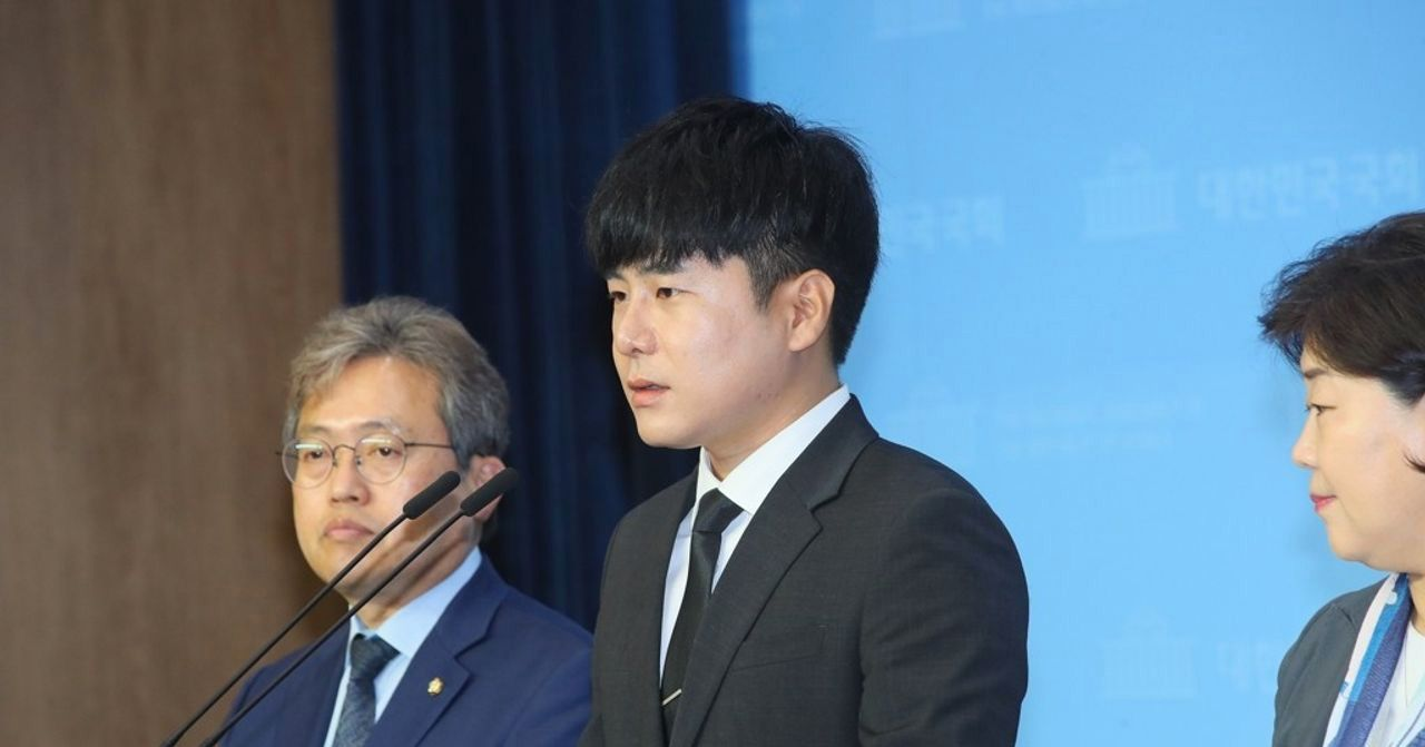 X1成員的照片，背景為藍色和紫色燈光，展現偶像風格