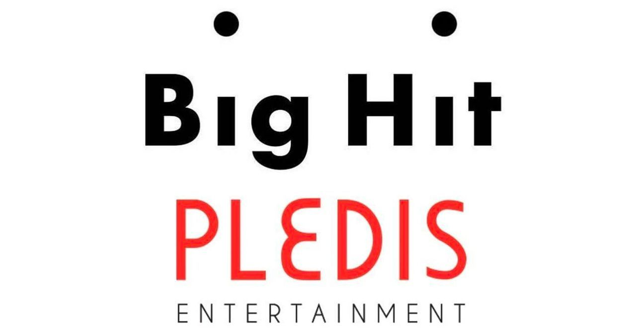 ภาพโลโก้ของ Big Hit Entertainment และ Pledis Entertainment ที่รวมกันอยู่ในภาพเดียว พื้นขาวช่วยเน้นการรวมตัวของสองค่ายบันเทิงใหญ่ในเอเชีย