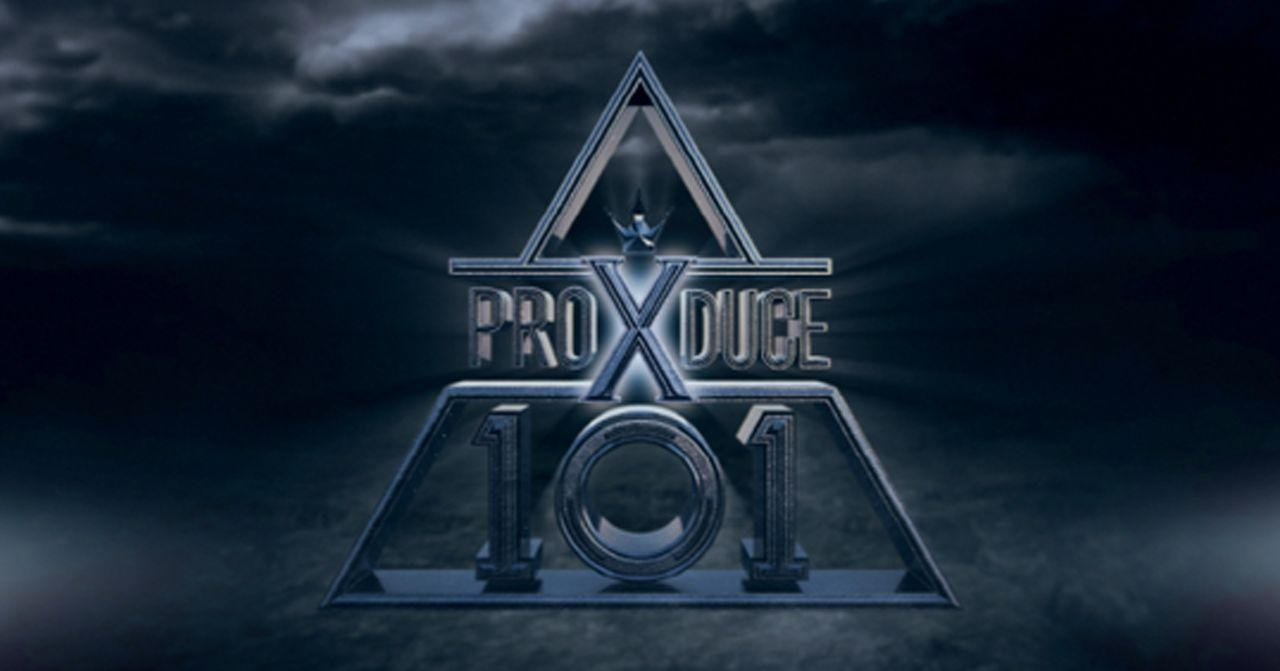 โลโก้ของรายการ Produce X 101 อยู่กลางภาพ พื้นหลังเป็นท้องฟ้าและเมฆสีเข้ม สอดคล้องกับบรรยากาศที่เคร่งเครียดและเข้มข้นของการแข่งขันในรายการ