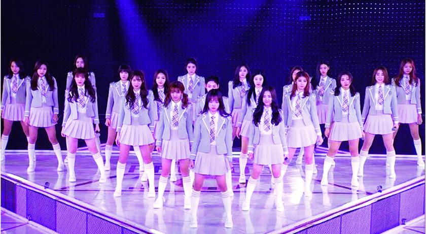 Mnetプロデュース101のオーディション番組のステージで制服を着た参加者たち