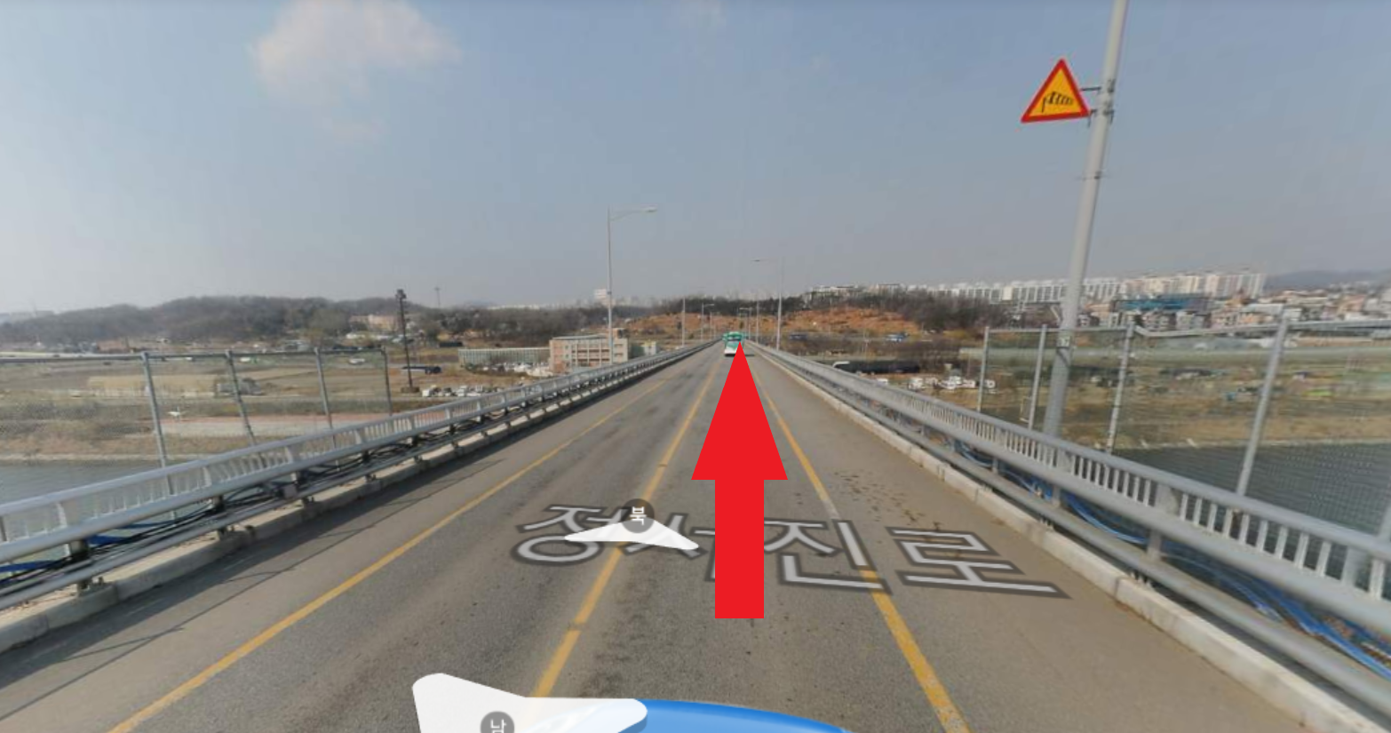 長い韓国の橋を渡る道を示す矢印