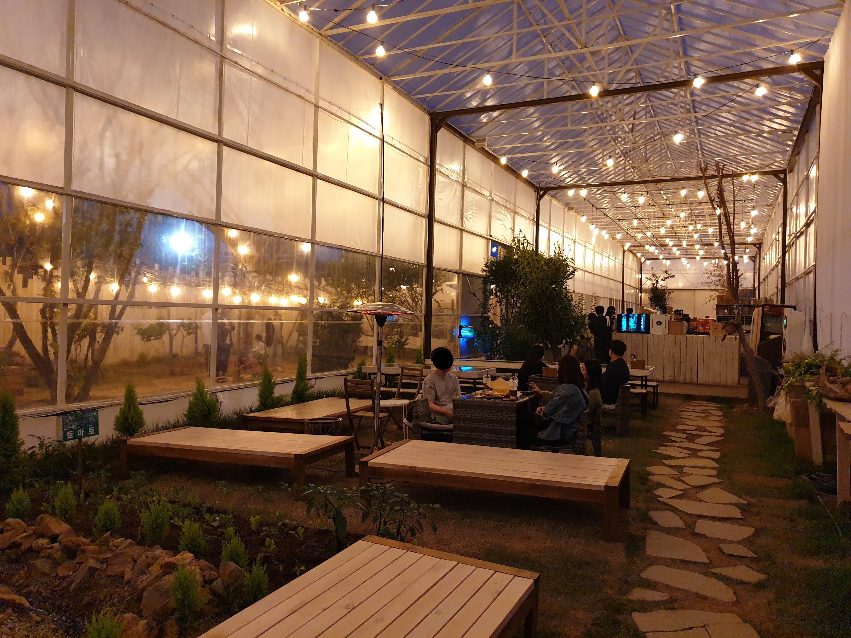 韓国カフェ、韓国、カフェ、空港鉄道、ケヤン駅、ケヤン、コマム、コマム駅、仁川、インチョン、仁川カフェ、インチョンカフェ、野外カフェ、夜景、夜景カフェ、韓国おススメカフェ、韓国おすすめカフェ、仁川広域市、広域市、インチョン空港、韓国空港、キンポ空港、キンポ、金浦、金浦空港、仁川空港、空港周辺、韓国空港、うさぎ、鳥、韓国うさぎ、うさぎカフェ