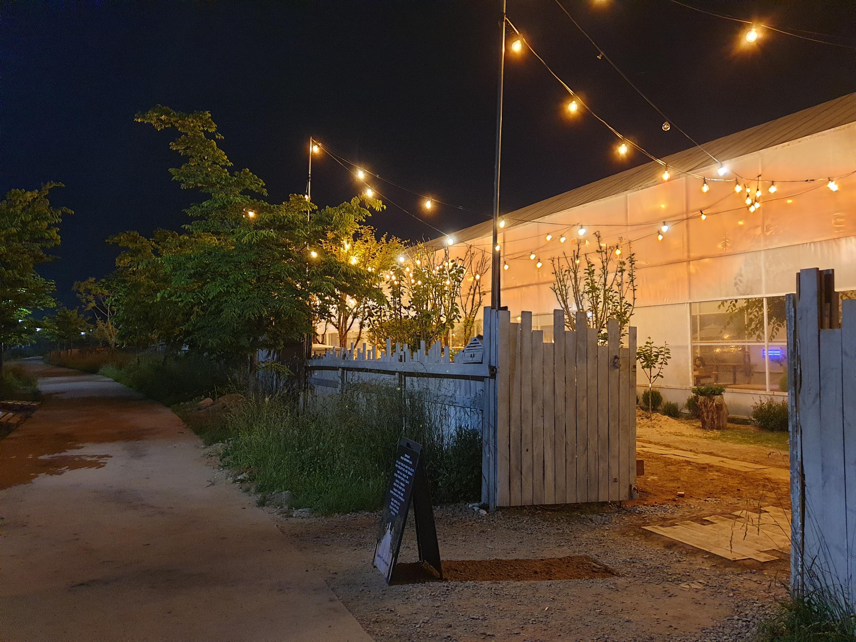 韓国カフェ、韓国、カフェ、空港鉄道、ケヤン駅、ケヤン、コマム、コマム駅、仁川、インチョン、仁川カフェ、インチョンカフェ、野外カフェ、夜景、夜景カフェ、韓国おススメカフェ、韓国おすすめカフェ、仁川広域市、広域市、インチョン空港、韓国空港、キンポ空港、キンポ、金浦、金浦空港、仁川空港、空港周辺、韓国空港、うさぎ、鳥、韓国うさぎ、うさぎカフェ