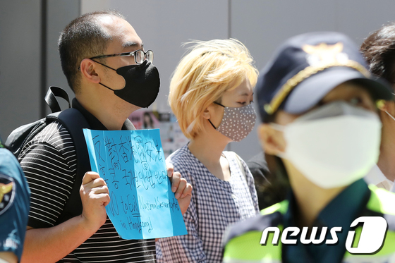 抗议者手持蓝色标语，韩国首尔集会反对香港《国安法》