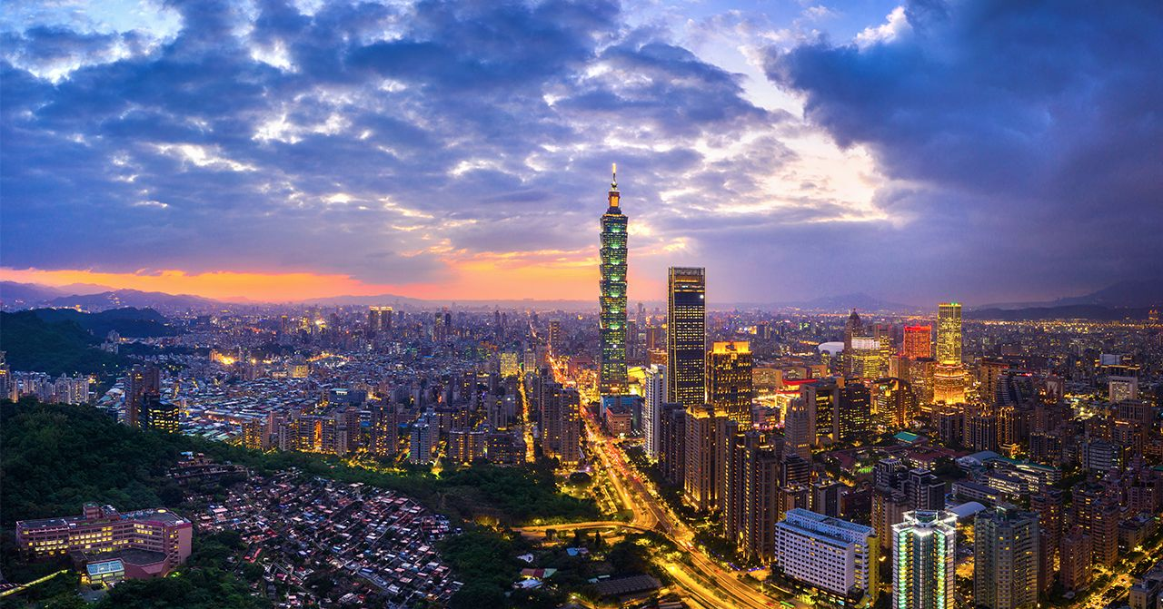 台北市夜景，包括101大楼，城市灯光明亮璀璨。