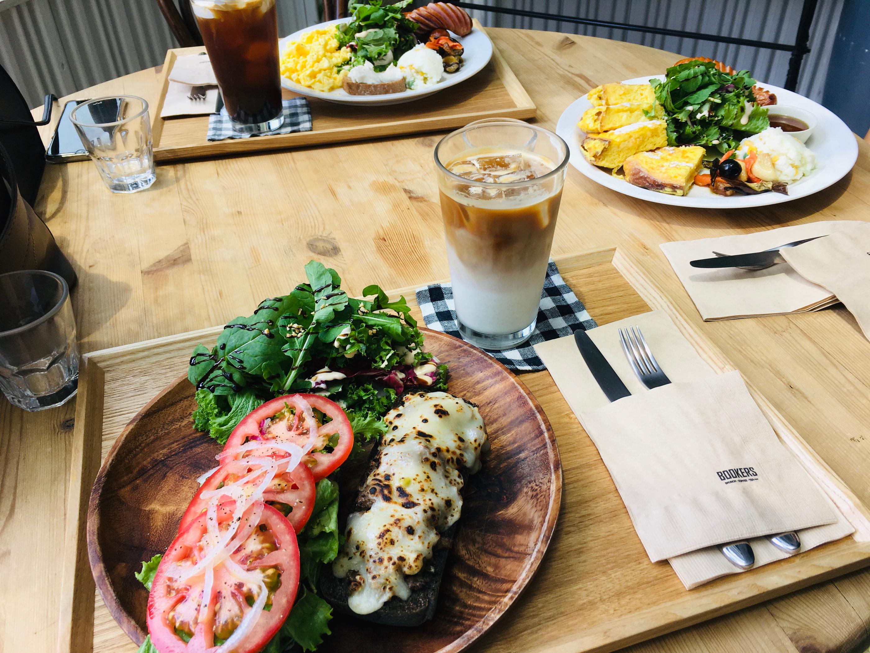 Gyeongbokgung-ийн дараа юу ирдэг вэ? Олон орон нутгийн уран бүтээлчид болон галерейнүүдтэй тайван Buam-dong-г судлаарай.
