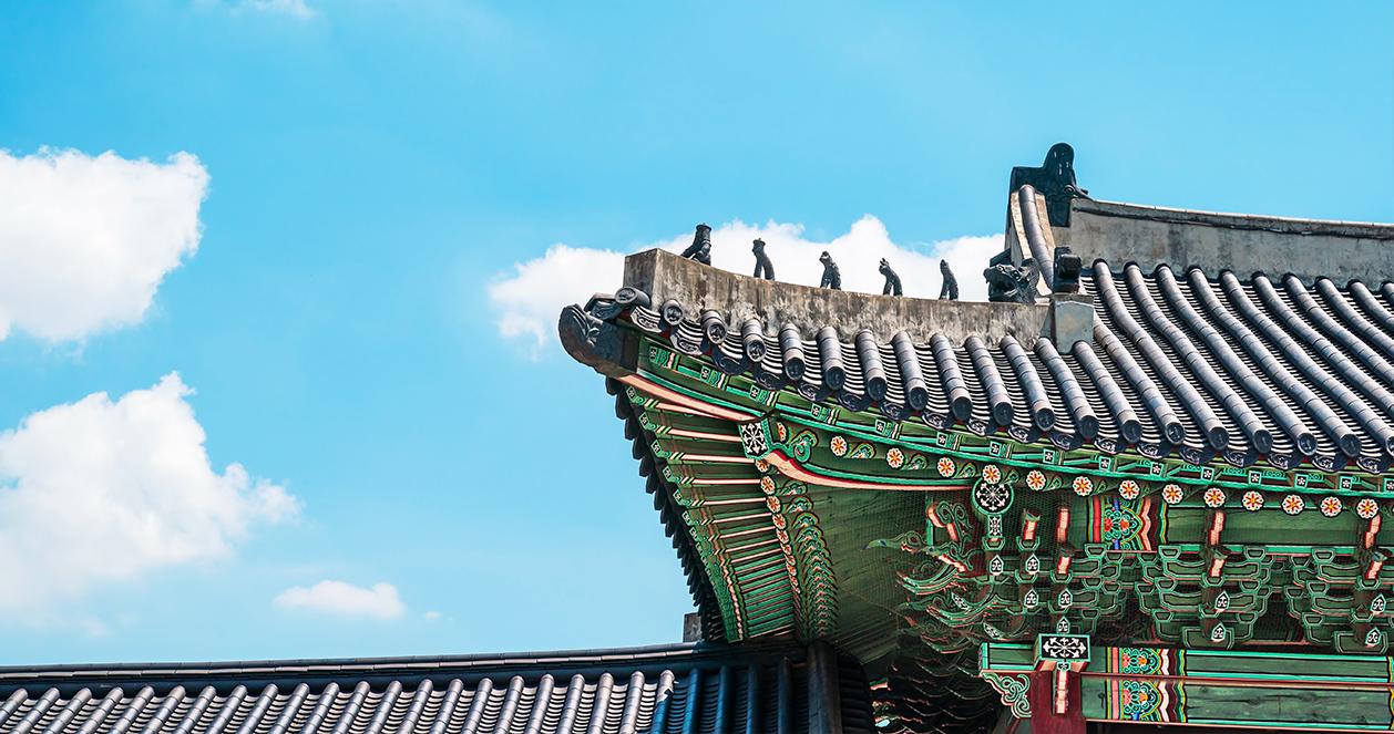 Hình ảnh góc mái của cung điện kỳ diệu ở Hàn Quốc dưới bầu trời xanh. Biểu tượng đặc trưng của di sản văn hóa và lịch sử Hàn Quốc.