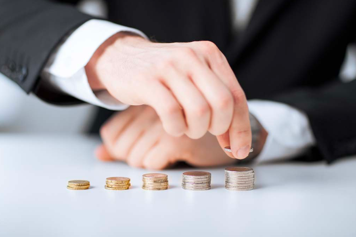 韓國創業投資移民指南：展示一個人在營商環境中進行貨幣計算的圖片