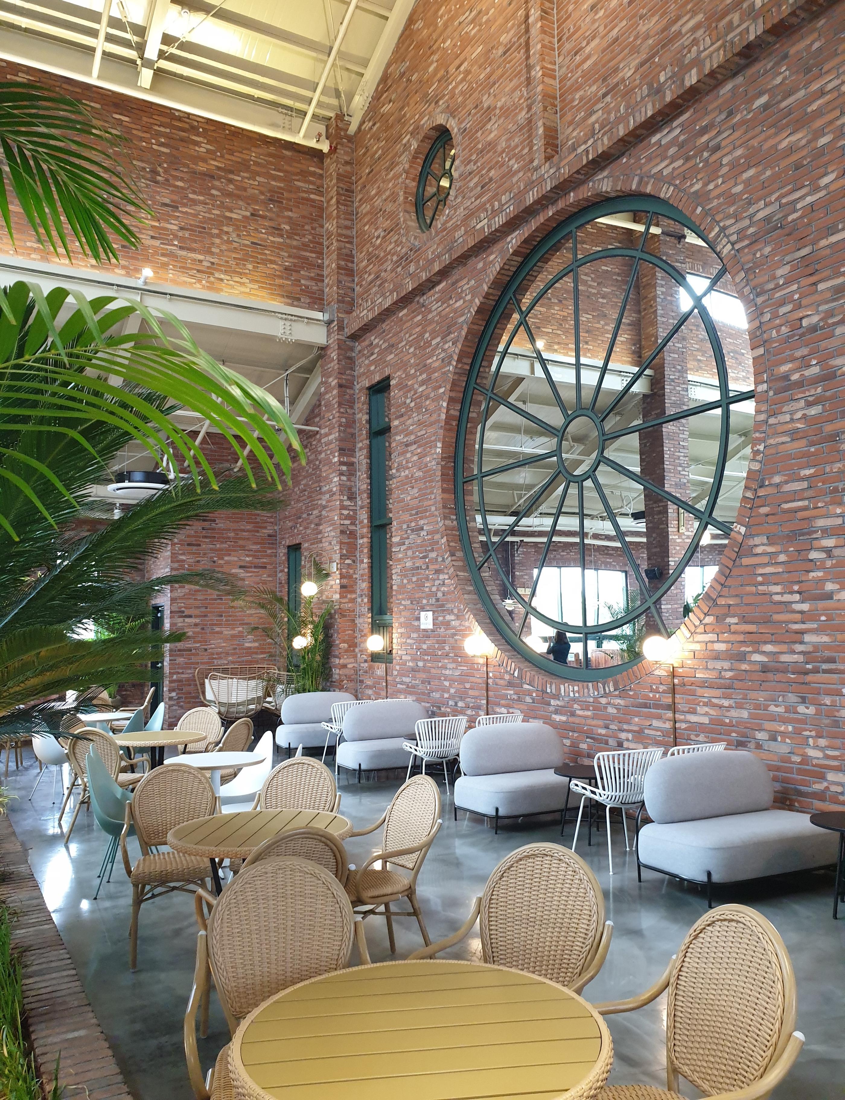 韓国、韓国カフェ、カフェ、大きなカフェ、倉庫型カフェ、一山、一山カフェ、イルサン、イルサンカフェ、ソウル郊外、郊外カフェ、ソウル郊外カフェ、韓国パン、パン、森カフェ、韓国田舎、田舎、韓国倉庫カフェ、ソウルに飽きた、景色の良いカフェ、韓国行きたい、コロナ対策、韓国イルサン、韓国一山、高陽市、高陽、コヤン、コヤン市、韓国高陽、韓国コヤン、コヤンカフェ、高陽カフェ、クリエイトリップ、creatrip、韓国旅行、ソウル旅行、日韓カップル、日韓夫婦