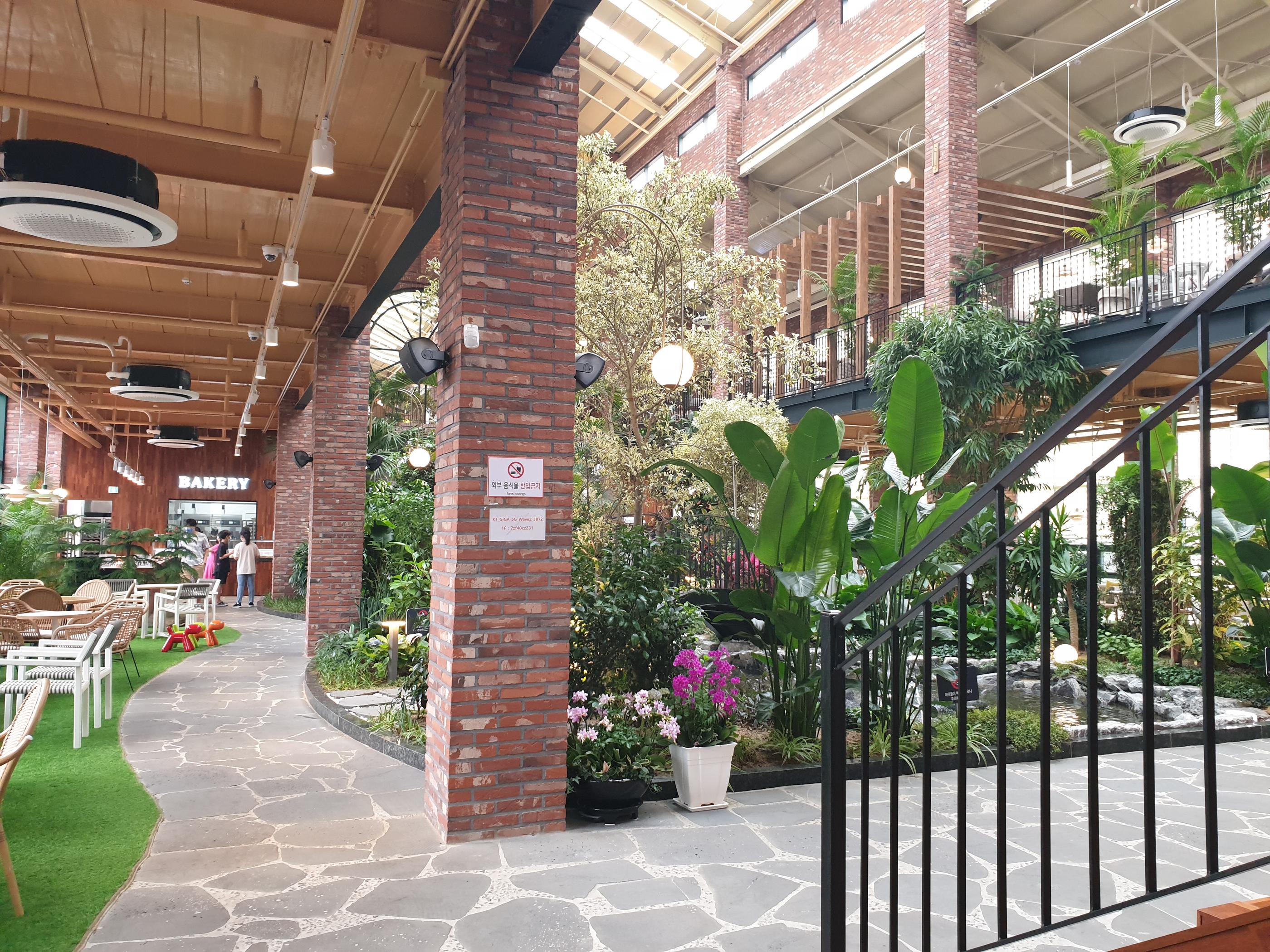 韓国、韓国カフェ、カフェ、大きなカフェ、倉庫型カフェ、一山、一山カフェ、イルサン、イルサンカフェ、ソウル郊外、郊外カフェ、ソウル郊外カフェ、韓国パン、パン、森カフェ、韓国田舎、田舎、韓国倉庫カフェ、ソウルに飽きた、景色の良いカフェ、韓国行きたい、コロナ対策、韓国イルサン、韓国一山、高陽市、高陽、コヤン、コヤン市、韓国高陽、韓国コヤン、コヤンカフェ、高陽カフェ、クリエイトリップ、creatrip、韓国旅行、ソウル旅行、日韓カップル、日韓夫婦