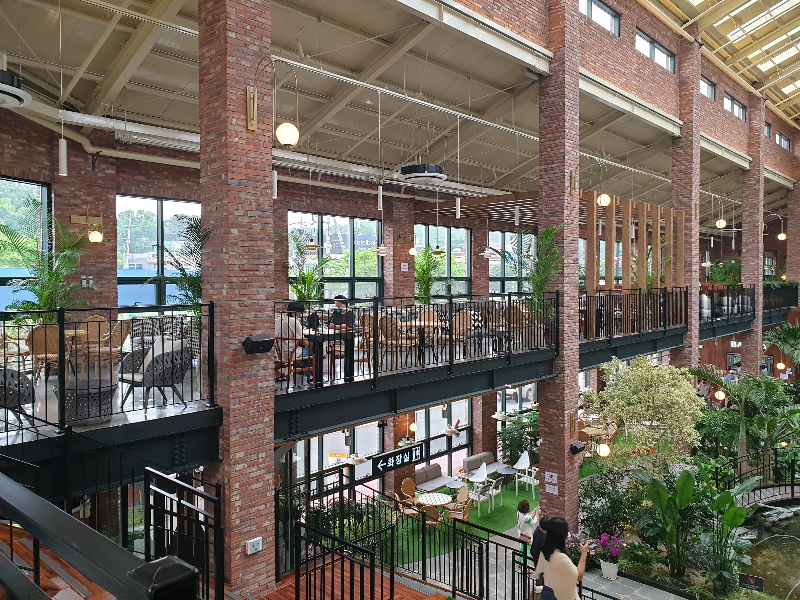 韓国、韓国カフェ、カフェ、大きなカフェ、倉庫型カフェ、一山、一山カフェ、イルサン、イルサンカフェ、ソウル郊外、郊外カフェ、ソウル郊外カフェ、韓国パン、パン、森カフェ、韓国田舎、田舎、韓国倉庫カフェ、ソウルに飽きた、景色の良いカフェ、韓国行きたい、コロナ対策、韓国イルサン、韓国一山、高陽市、高陽、コヤン、コヤン市、韓国高陽、韓国コヤン、コヤンカフェ、高陽カフェ、クリエイトリップ、creatrip、韓国旅行、ソウル旅行、日韓カップル、日韓夫婦