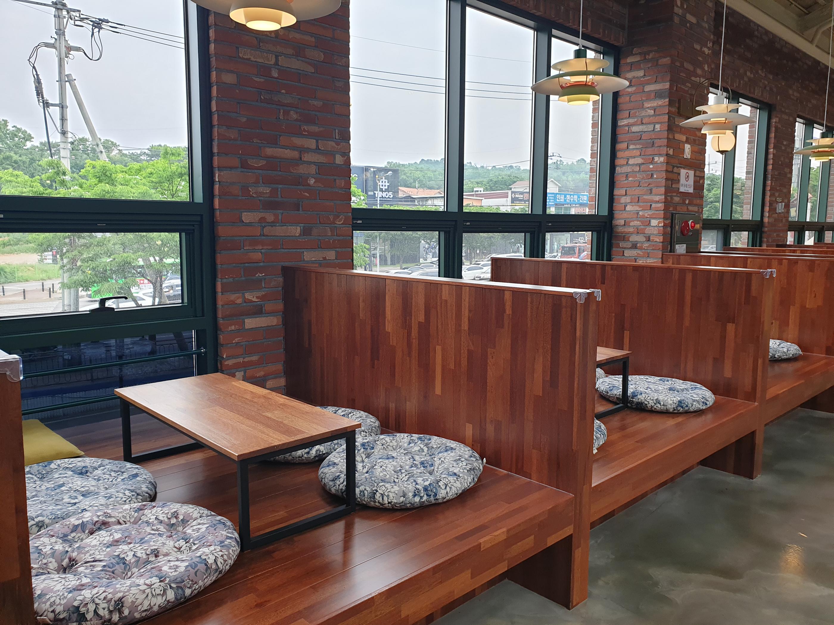 韓国、韓国カフェ、カフェ、大きなカフェ、倉庫型カフェ、一山、一山カフェ、イルサン、イルサンカフェ、ソウル郊外、郊外カフェ、ソウル郊外カフェ、韓国パン、パン、森カフェ、韓国田舎、田舎、韓国倉庫カフェ、ソウルに飽きた、景色の良いカフェ、韓国行きたい、コロナ対策、韓国イルサン、韓国一山、高陽市、高陽、コヤン、コヤン市、韓国高陽、韓国コヤン、コヤンカフェ、高陽カフェ、クリエイトリップ、creatrip、韓国旅行、ソウル旅行、日韓カップル、日韓夫婦