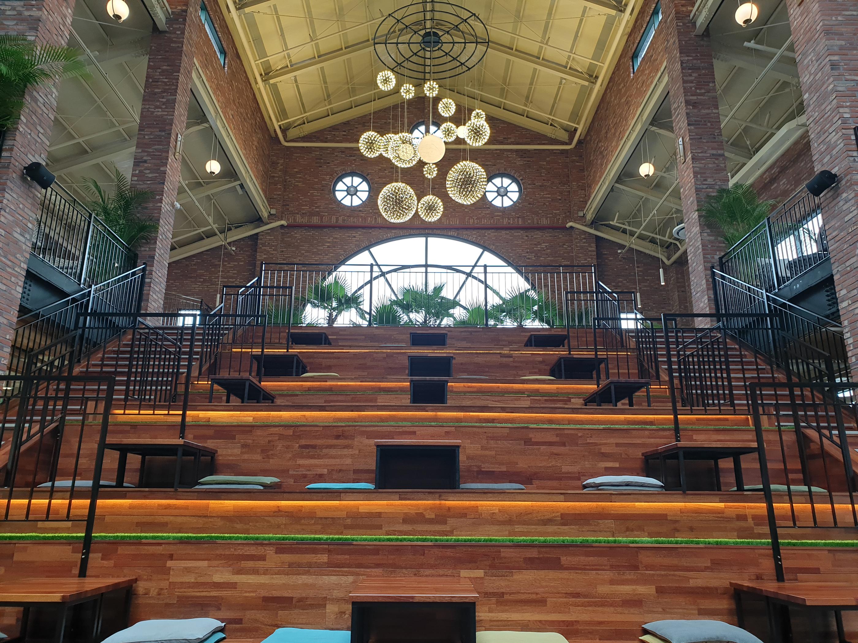 韓国、韓国カフェ、カフェ、大きなカフェ、倉庫型カフェ、一山、一山カフェ、イルサン、イルサンカフェ、ソウル郊外、郊外カフェ、ソウル郊外カフェ、韓国パン、パン、森カフェ、韓国田舎、田舎、韓国倉庫カフェ、ソウルに飽きた、景色の良いカフェ、韓国行きたい、コロナ対策、韓国イルサン、韓国一山、高陽市、高陽、コヤン、コヤン市、韓国高陽、韓国コヤン、コヤンカフェ、高陽カフェ、クリエイトリップ、creatrip、韓国旅行、ソウル旅行、日韓カップル、日韓夫婦