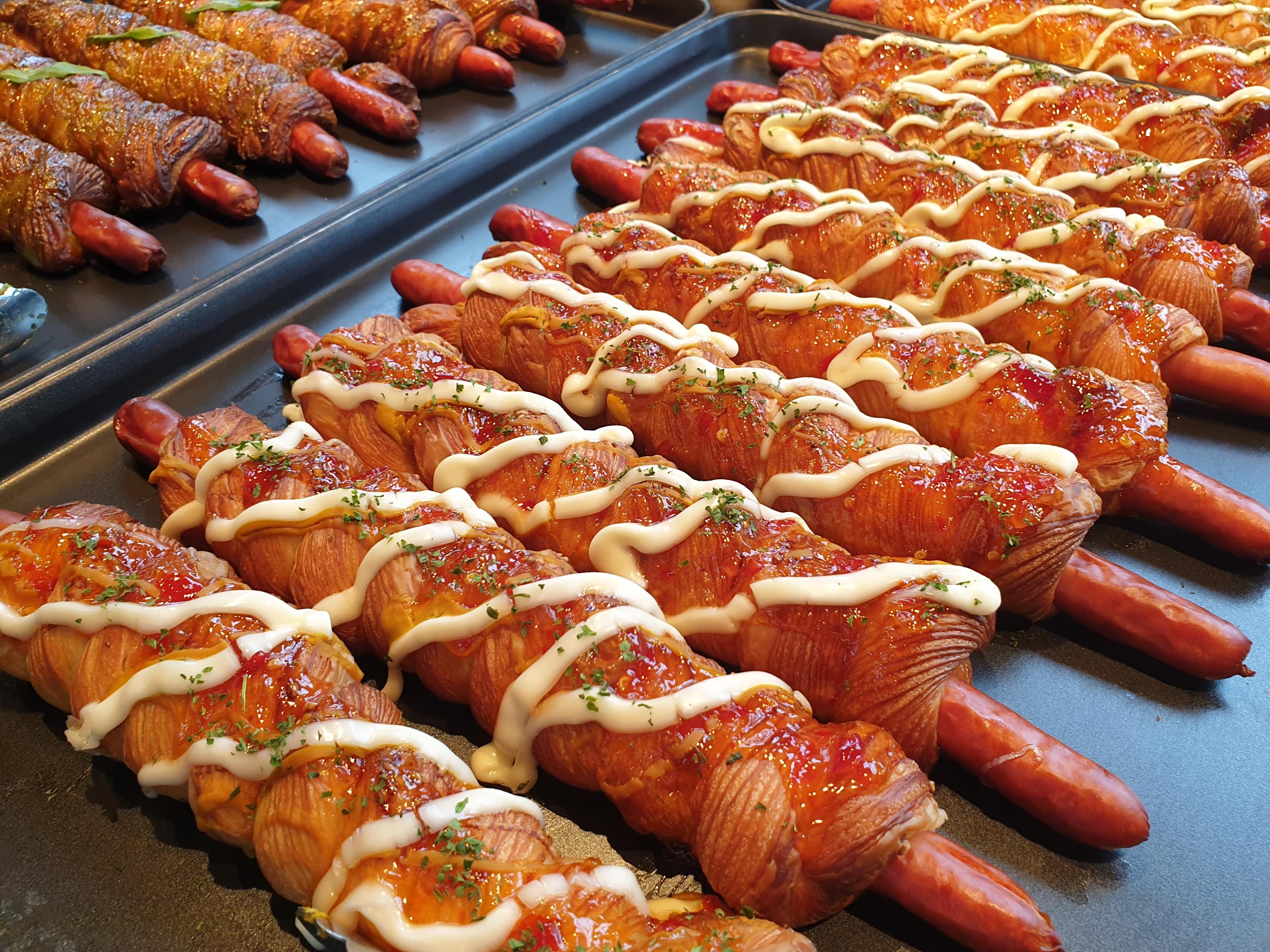 韓国カフェ内で提供される美味しいパン。クリームで装飾されたクロワッサン。