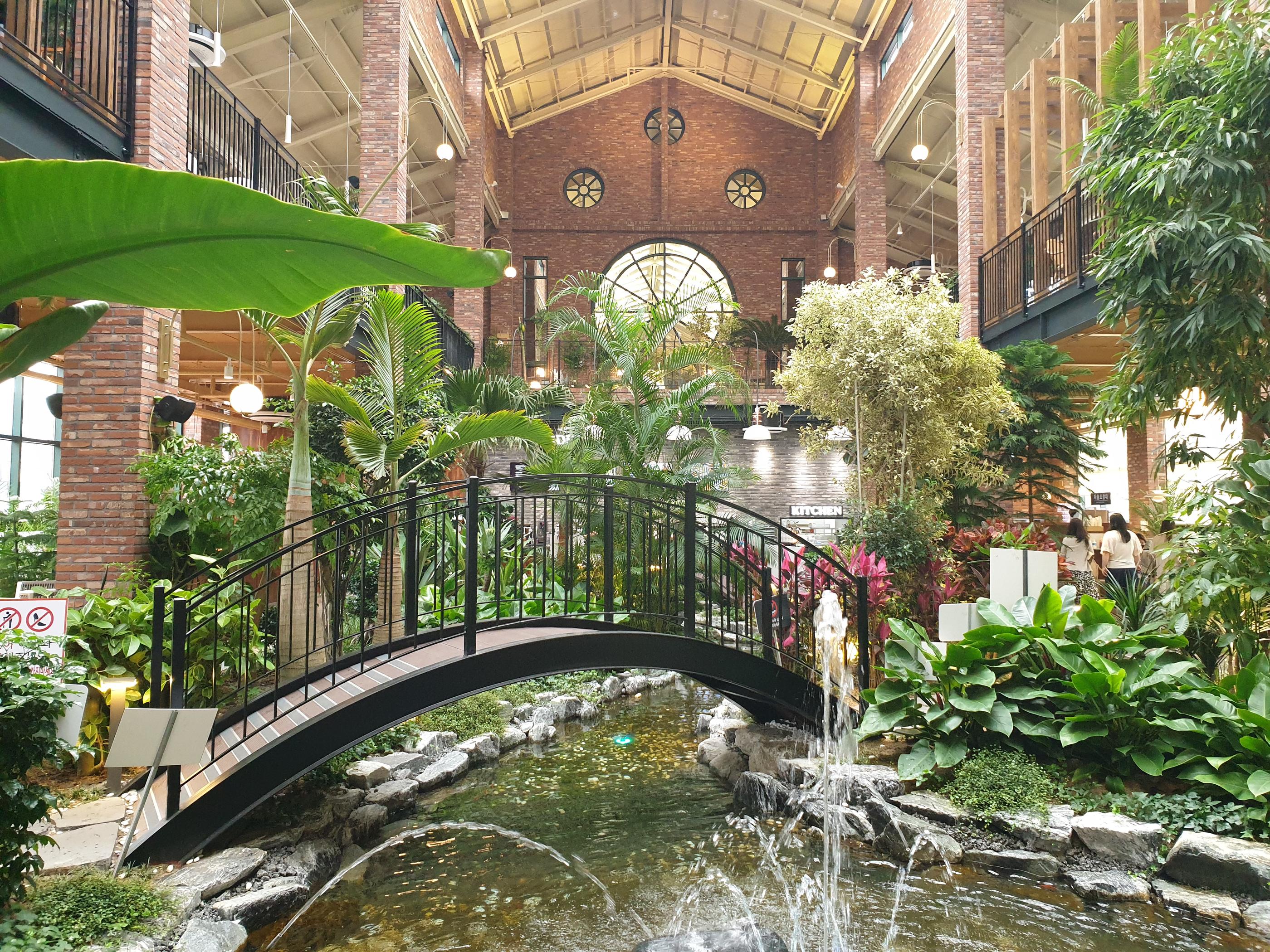 韓国、韓国カフェ、カフェ、大きなカフェ、倉庫型カフェ、一山、一山カフェ、イルサン、イルサンカフェ、ソウル郊外、郊外カフェ、ソウル郊外カフェ、韓国パン、パン、森カフェ、韓国田舎、田舎、韓国倉庫カフェ、ソウルに飽きた、景色の良いカフェ、韓国行きたい、コロナ対策、韓国イルサン、韓国一山、高陽市、高陽、コヤン、コヤン市、韓国高陽、韓国コヤン、コヤンカフェ、高陽カフェ、クリエイトリップ、creatrip、韓国旅行、ソウル旅行、日韓カップル、日韓夫婦