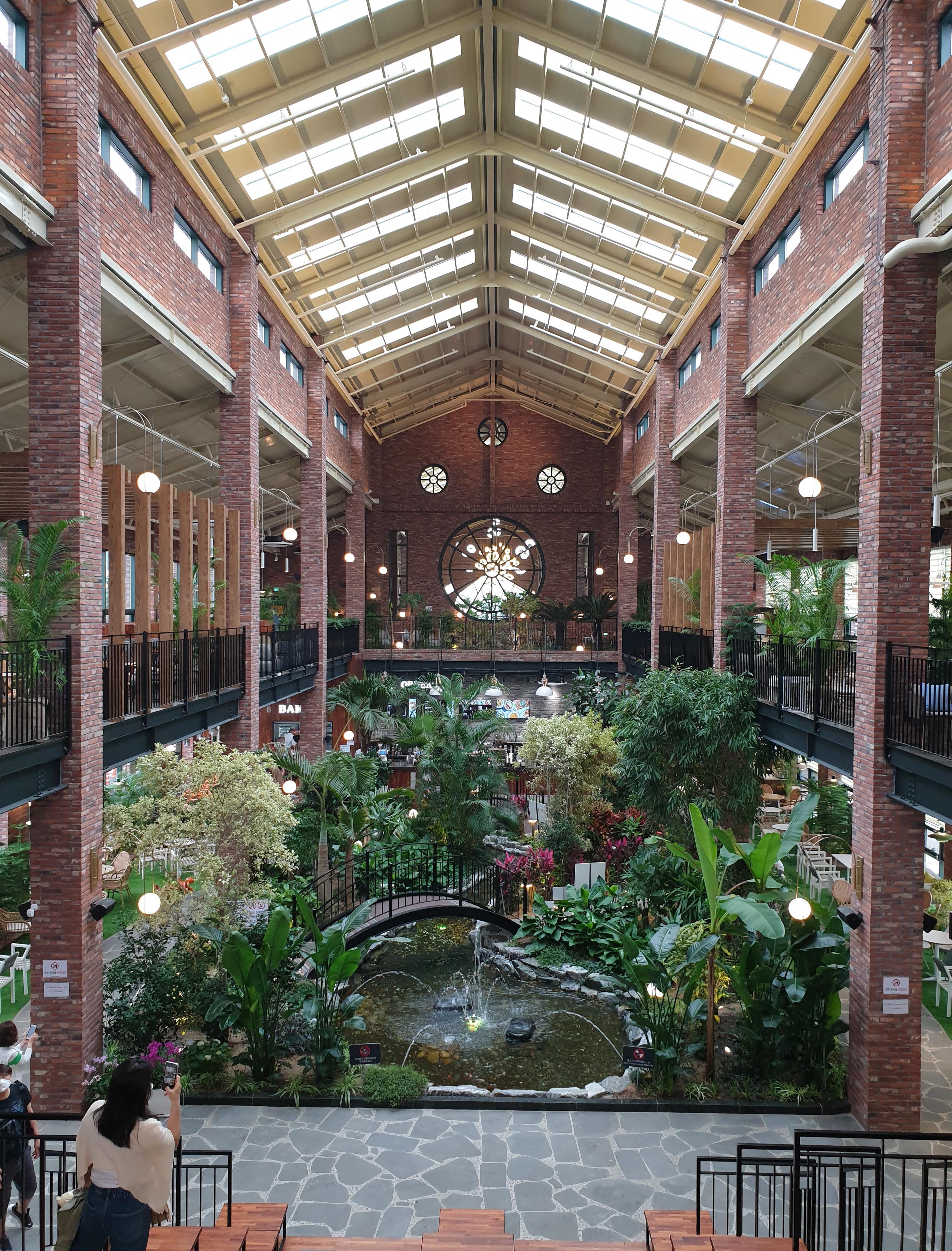 韓国、韓国カフェ、カフェ、大きなカフェ、倉庫型カフェ、一山、一山カフェ、イルサン、イルサンカフェ、ソウル郊外、郊外カフェ、ソウル郊外カフェ、韓国パン、パン、森カフェ、韓国田舎、田舎、韓国倉庫カフェ、ソウルに飽きた、景色の良いカフェ、韓国行きたい、コロナ対策、韓国イルサン、韓国一山、高陽市、高陽、コヤン、コヤン市、韓国高陽、韓国コヤン、コヤンカフェ、高陽カフェ、クリエイトリップ、creatrip、韓国旅行、ソウル旅行、日韓カップル、日韓夫婦