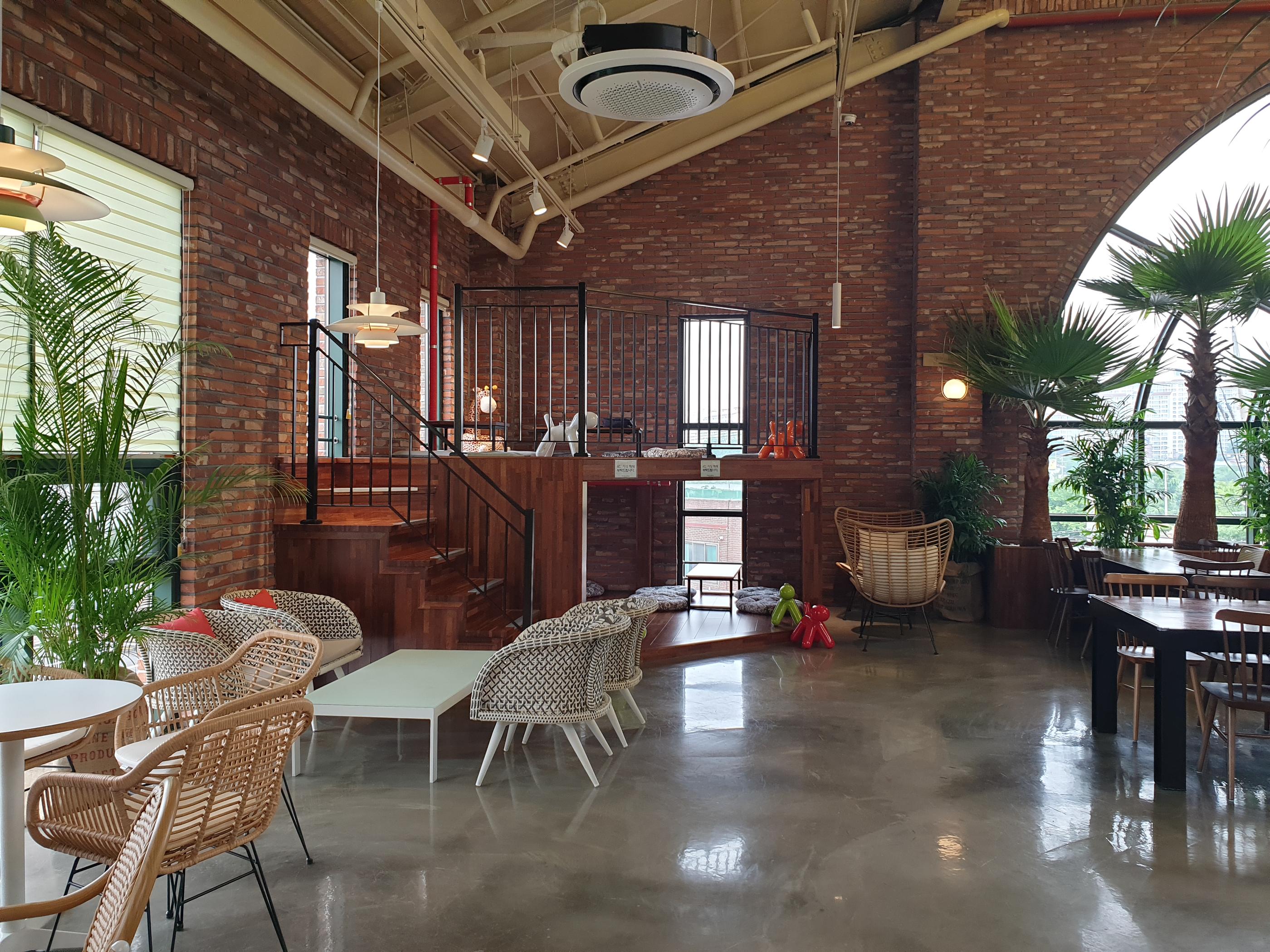 韓国、韓国カフェ、カフェ、大きなカフェ、倉庫型カフェ、一山、一山カフェ、イルサン、イルサンカフェ、ソウル郊外、郊外カフェ、ソウル郊外カフェ、韓国パン、パン、森カフェ、韓国田舎、田舎、韓国倉庫カフェ、ソウルに飽きた、景色の良いカフェ、韓国行きたい、コロナ対策、韓国イルサン、韓国一山、高陽市、高陽、コヤン、コヤン市、韓国高陽、韓国コヤン、コヤンカフェ、高陽カフェ、クリエイトリップ、creatrip、韓国旅行、ソウル旅行、日韓カップル、日韓夫婦