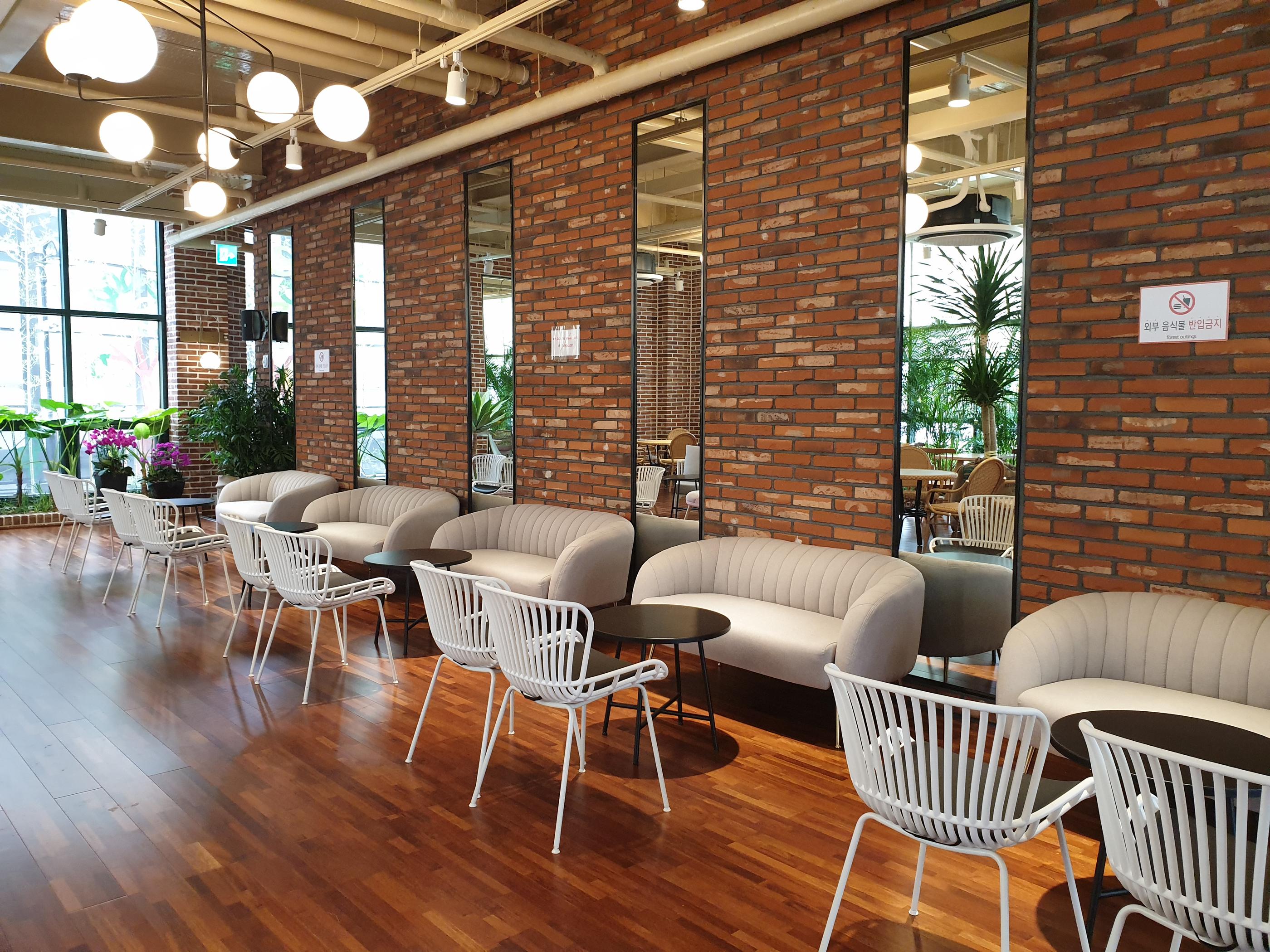 韓国、韓国カフェ、カフェ、大きなカフェ、倉庫型カフェ、一山、一山カフェ、イルサン、イルサンカフェ、ソウル郊外、郊外カフェ、ソウル郊外カフェ、韓国パン、パン、森カフェ、韓国田舎、田舎、韓国倉庫カフェ、ソウルに飽きた、景色の良いカフェ、韓国行きたい、コロナ対策、韓国イルサン、韓国一山、高陽市、高陽、コヤン、コヤン市、韓国高陽、韓国コヤン、コヤンカフェ、高陽カフェ、クリエイトリップ、creatrip、韓国旅行、ソウル旅行、日韓カップル、日韓夫婦