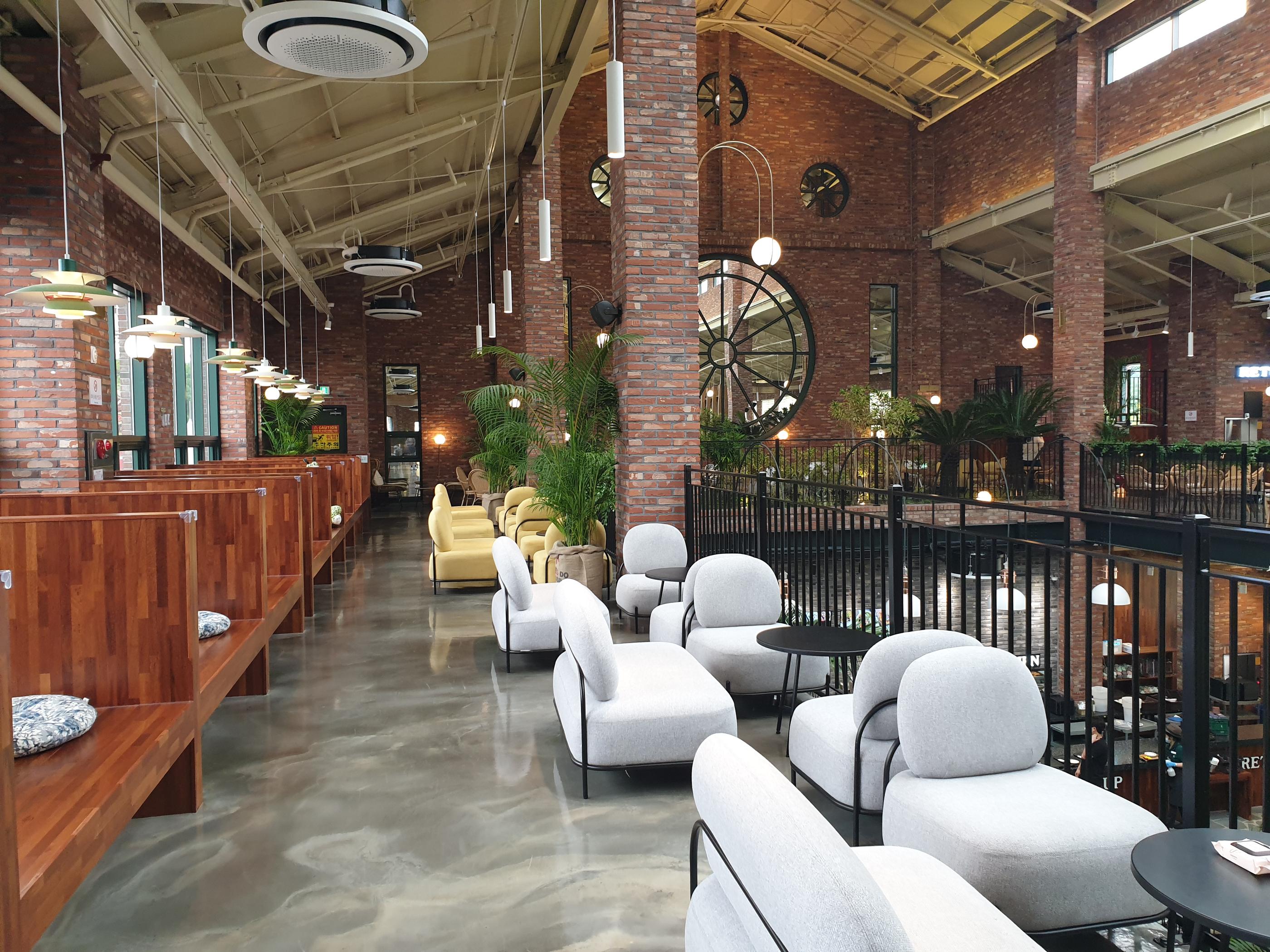 韓国、韓国カフェ、カフェ、大きなカフェ、倉庫型カフェ、一山、一山カフェ、イルサン、イルサンカフェ、ソウル郊外、郊外カフェ、ソウル郊外カフェ、韓国パン、パン、森カフェ、韓国田舎、田舎、韓国倉庫カフェ、ソウルに飽きた、景色の良いカフェ、韓国行きたい、コロナ対策、韓国イルサン、韓国一山、高陽市、高陽、コヤン、コヤン市、韓国高陽、韓国コヤン、コヤンカフェ、高陽カフェ、クリエイトリップ、creatrip、韓国旅行、ソウル旅行、日韓カップル、日韓夫婦