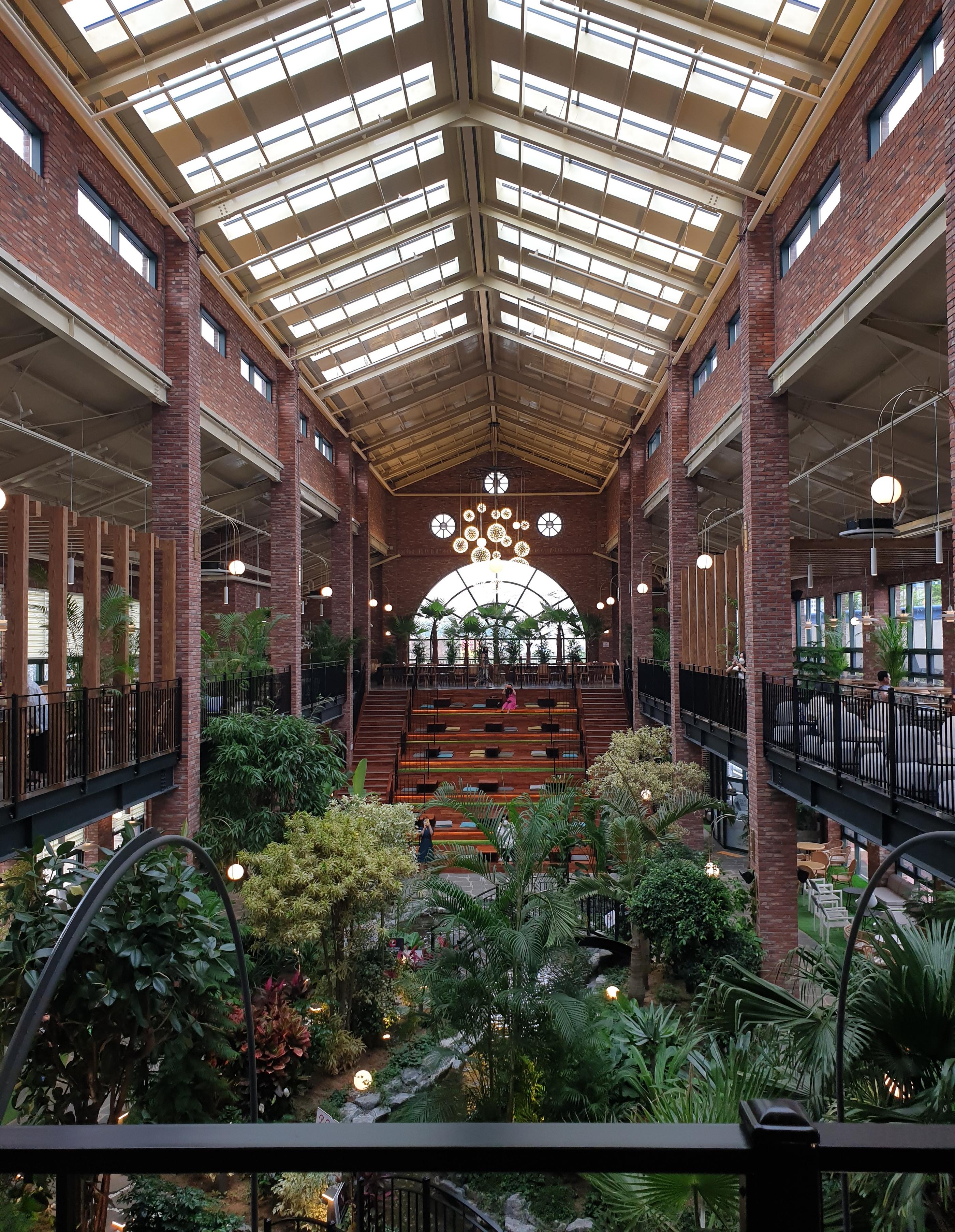 韓国、韓国カフェ、カフェ、大きなカフェ、倉庫型カフェ、一山、一山カフェ、イルサン、イルサンカフェ、ソウル郊外、郊外カフェ、ソウル郊外カフェ、韓国パン、パン、森カフェ、韓国田舎、田舎、韓国倉庫カフェ、ソウルに飽きた、景色の良いカフェ、韓国行きたい、コロナ対策、韓国イルサン、韓国一山、高陽市、高陽、コヤン、コヤン市、韓国高陽、韓国コヤン、コヤンカフェ、高陽カフェ、クリエイトリップ、creatrip、韓国旅行、ソウル旅行、日韓カップル、日韓夫婦