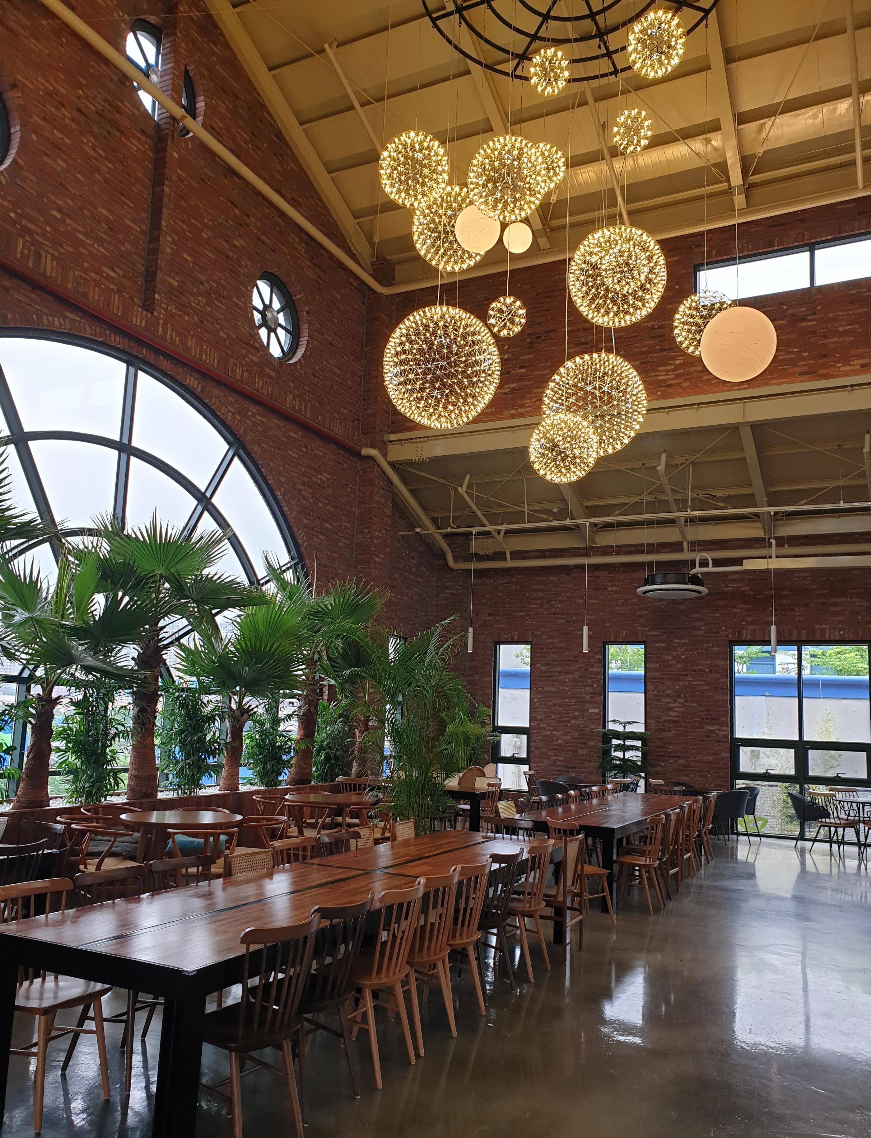 韓国、韓国カフェ、カフェ、大きなカフェ、倉庫型カフェ、一山、一山カフェ、イルサン、イルサンカフェ、ソウル郊外、郊外カフェ、ソウル郊外カフェ、韓国パン、パン、森カフェ、韓国田舎、田舎、韓国倉庫カフェ、ソウルに飽きた、景色の良いカフェ、韓国行きたい、コロナ対策、韓国イルサン、韓国一山、高陽市、高陽、コヤン、コヤン市、韓国高陽、韓国コヤン、コヤンカフェ、高陽カフェ、クリエイトリップ、creatrip、韓国旅行、ソウル旅行、日韓カップル、日韓夫婦