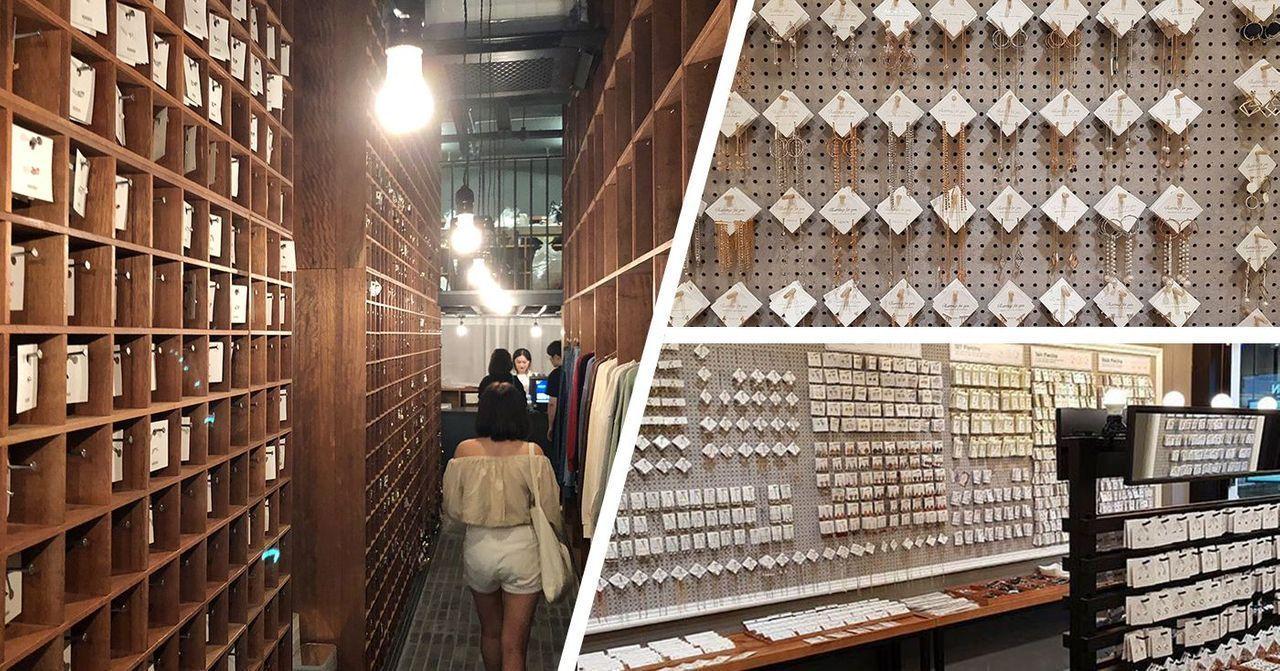 มุมมองภายในร้านเครื่องประดับที่มีการจัดเรียงผลิตภัณฑ์อย่างลงตัว