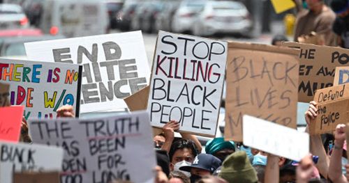 การเสียชีวิตของ George Floyd ชายผิวสีที่ถูกจับกุมโดยตำรวจผิวขาว! ก่อให้เกิดการประท้วงเรียกร้องความยุติธรรมไปทั่วโลก การประท้วงในประเทศเกาหลีจะเป็นอย่างไรและหนักแค่ไหน