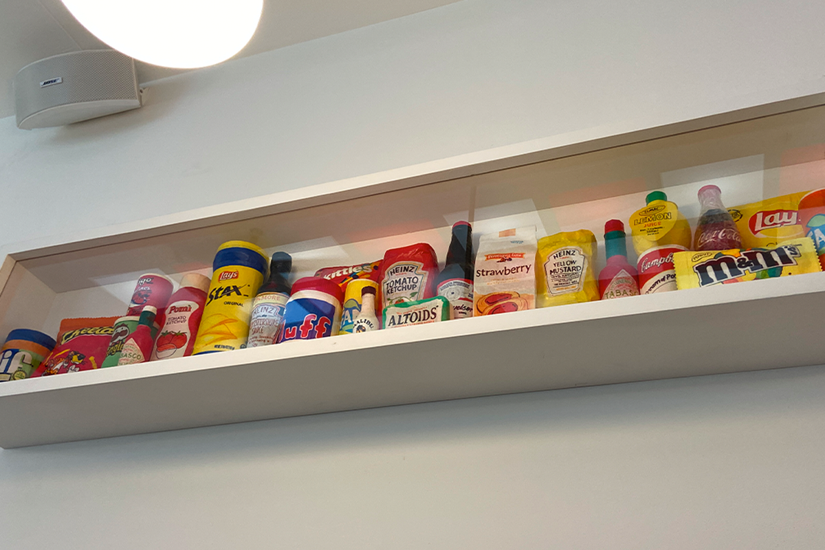 The Famous Burger店內貨架上的復古食品包裝，呈現出店內的獨特裝飾風格。