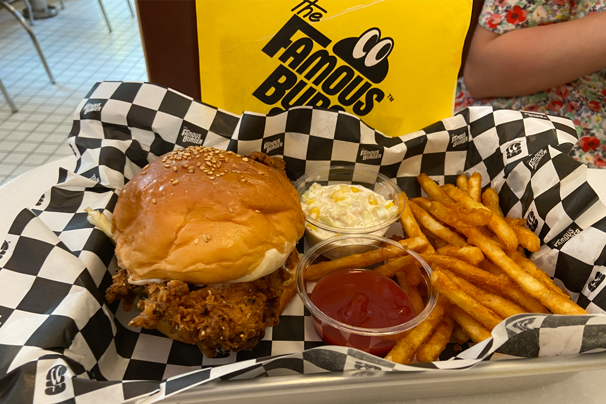 The Famous Burger中的另一款套餐，炸雞漢堡搭配油炸薯條及沙律。」