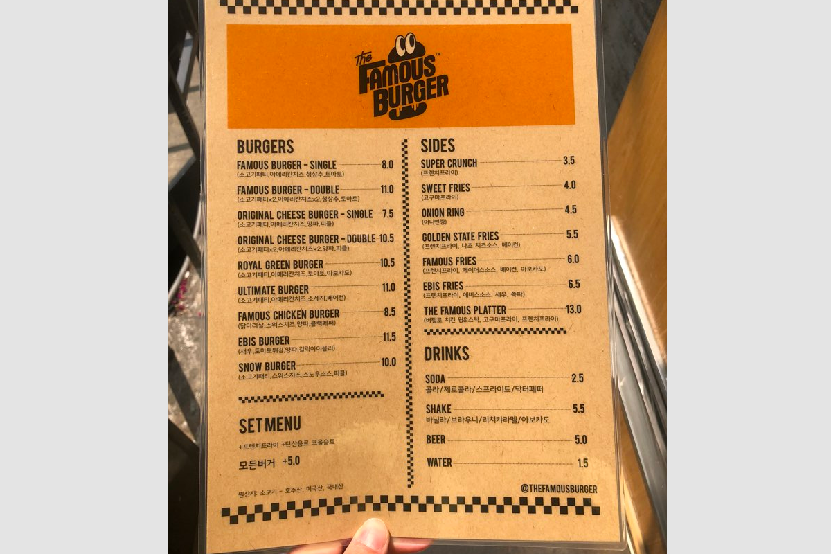ザ・フェイマスバーガーのメニュー、韓国江南区シンサ店のメニューに記載されたハンバーガー、サイドメニュー、ドリンクの高度な配列