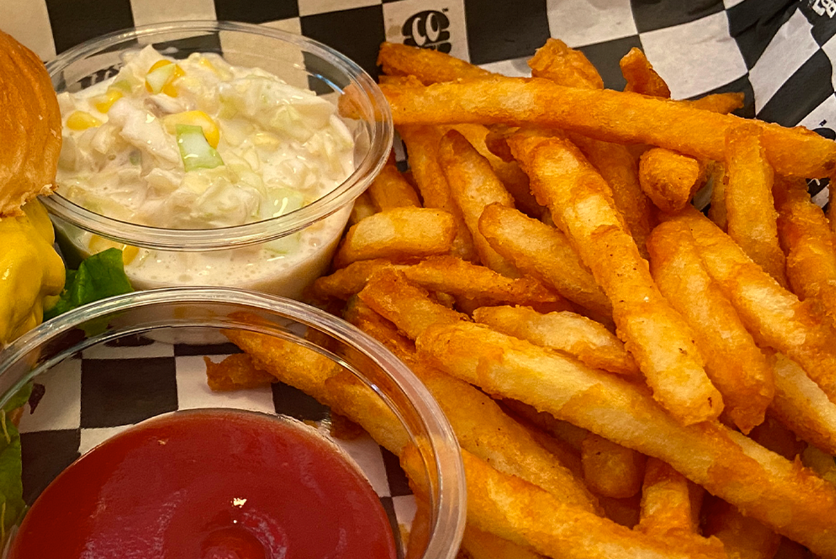 韓國The Famous Burger店內的油炸薯條，搭配沙律和番茄醬，充滿了誘人的香氣。