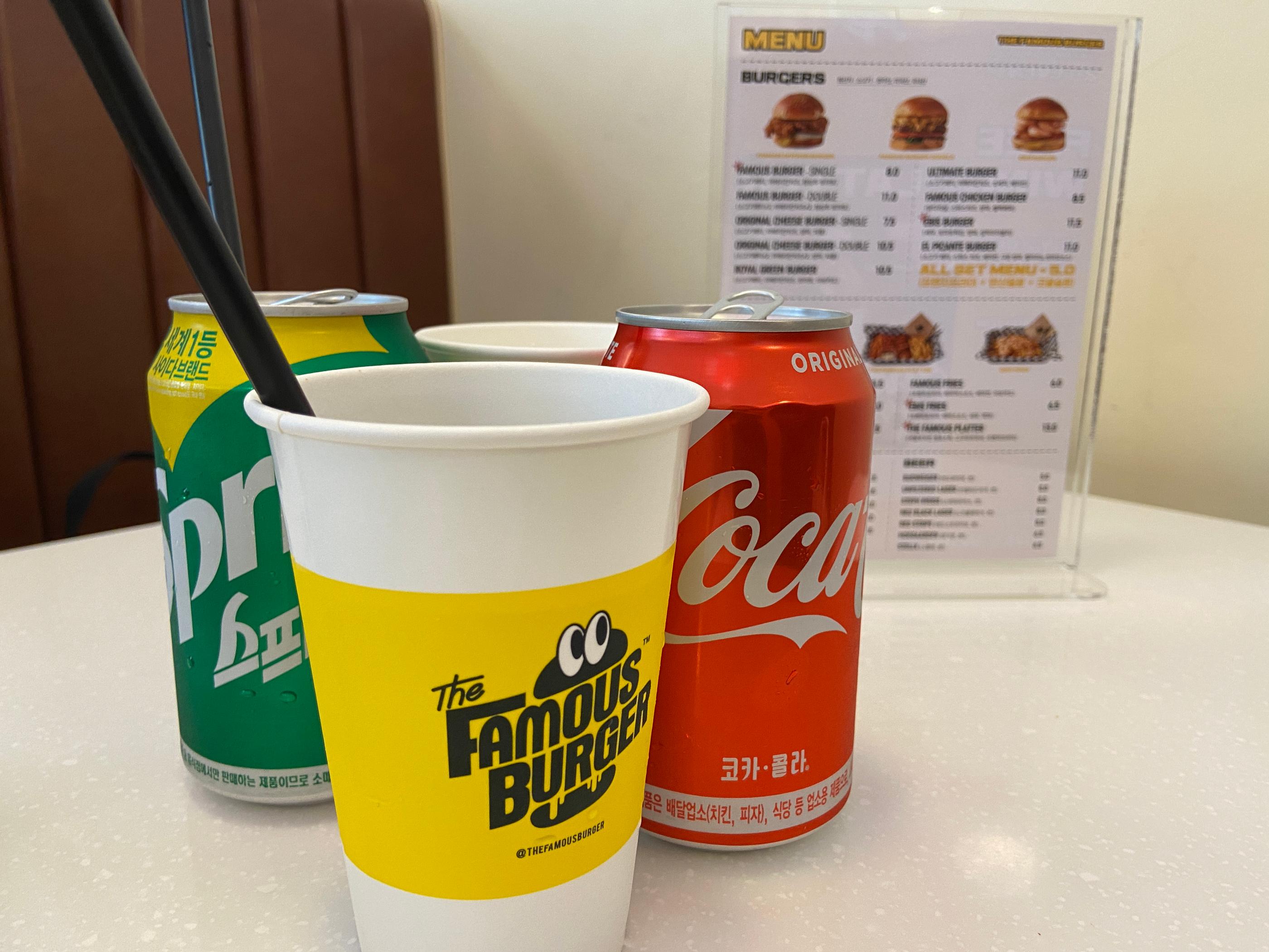 ร้านเบอร์เกอร์สุดฉ่ำย่านชินซา "The Famous Burger" ของศิลปิน LOCO ตกแต่งสไตล์เรโทร กำลังรอการมาตามรอยของแฟนคลับทุกคน