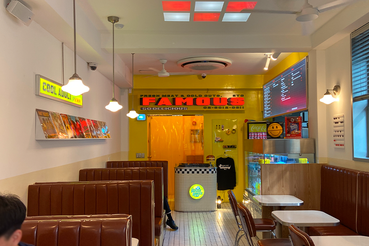 The Famous Burger新沙店的內部裝潢，展示了復古風的設計和温馨的用餐氛圍。