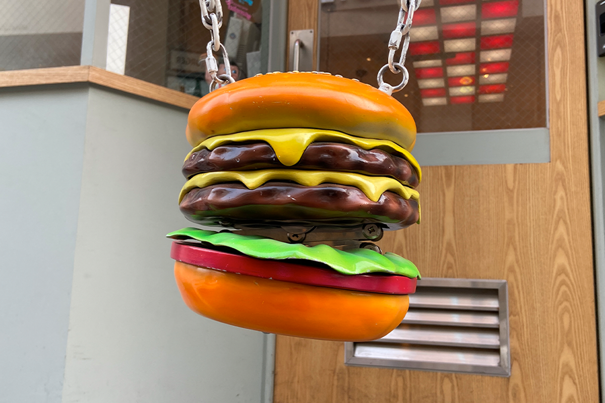 The Famous Burger新沙店外掛著一個巨型漢堡雕像，充滿創意和吸引目光。