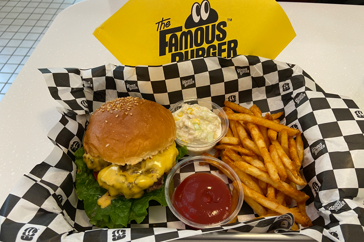 The Famous Burger中的一份套餐，包括漢堡、油炸薯條以及小份沙律。」