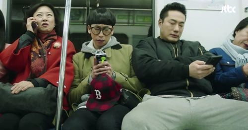 เบื่อมั้ยที่นั่งรถไฟใต้ดินเมื่อไหร่ คนข้างๆชอบนั่งกางขามาเบียดทุกที!เกาหลีใต้ออกแคมเปญใหม่เพื่อรณรงค์ให้นั่งรถไฟอย่างถูกต้องและไม่รบกวนผู้อื่น ถ้าไม่อยากถูกเรียกว่าป้าหรือลุง!อย่านั่งกางขาบนรถไฟนะคะ